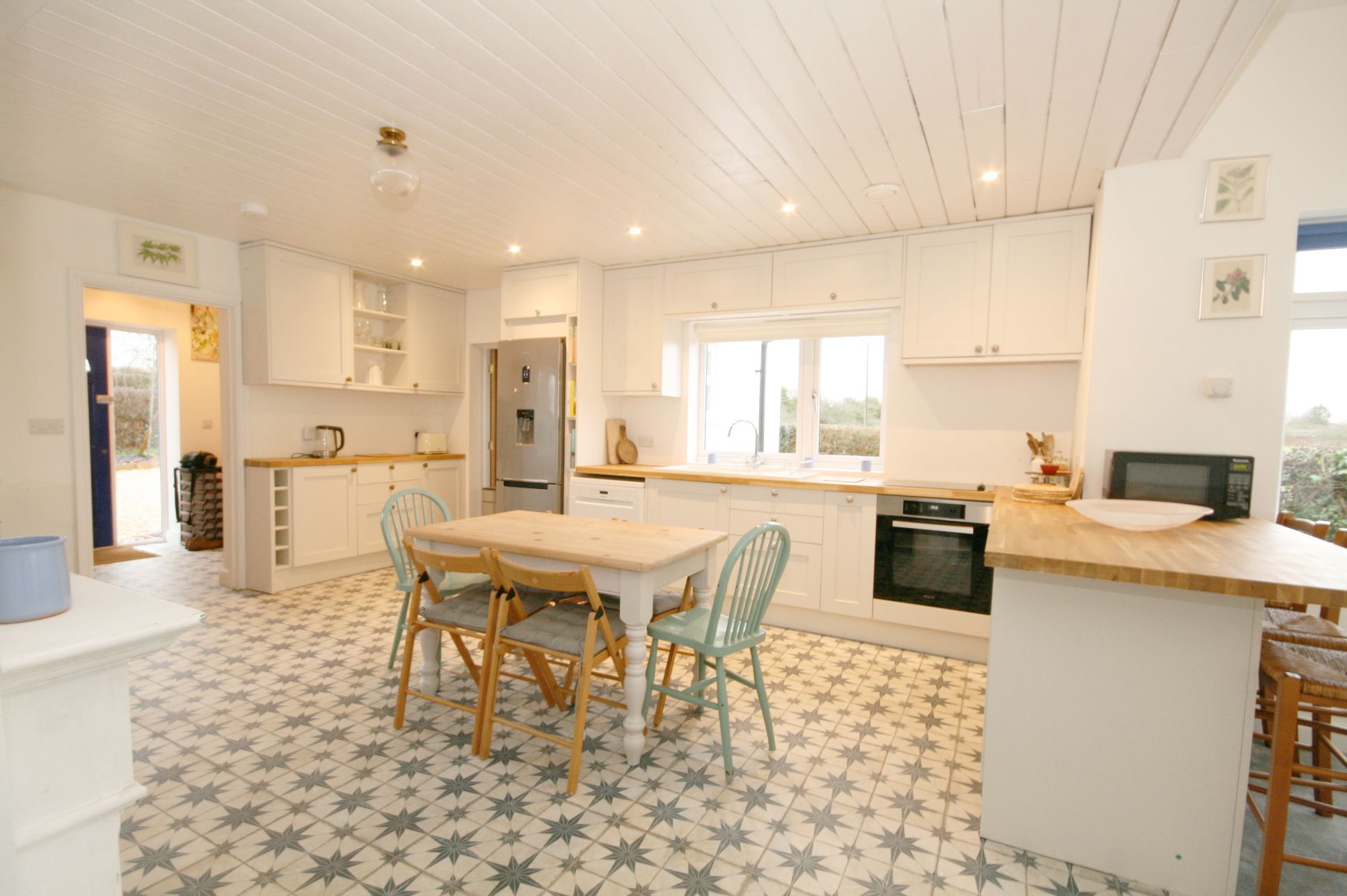 3 Bed Detached House To Rent - Photograph 3