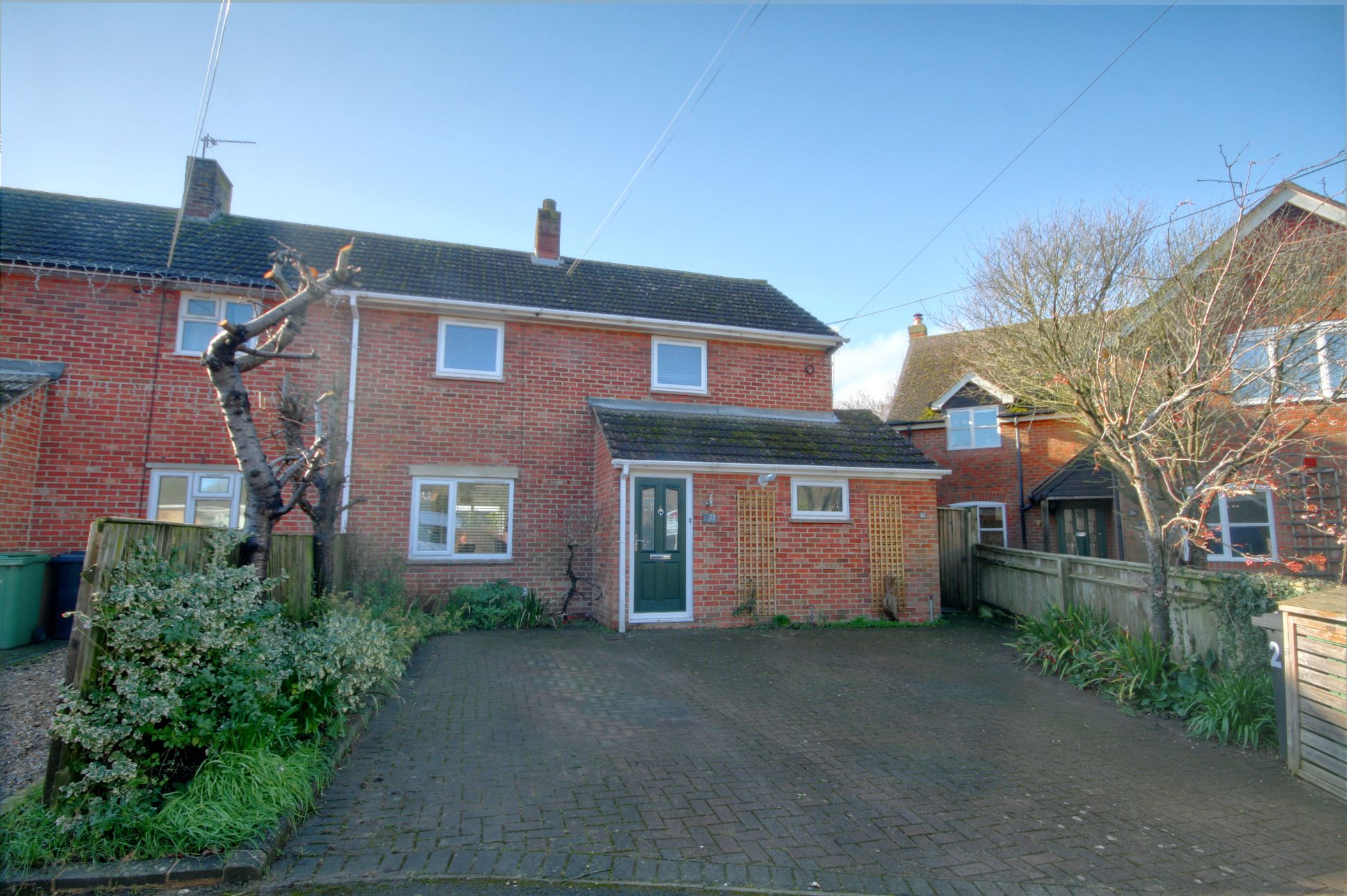 4 Bed Semi-detached House For Sale - Photograph 1