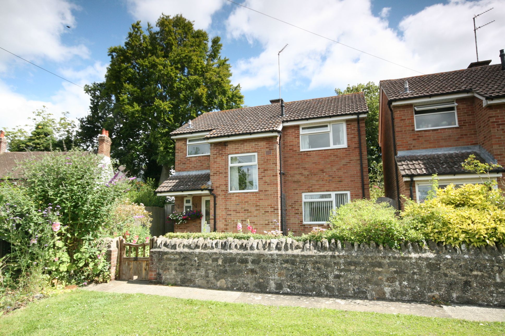 3 Bed Detached House For Sale - Photograph 1