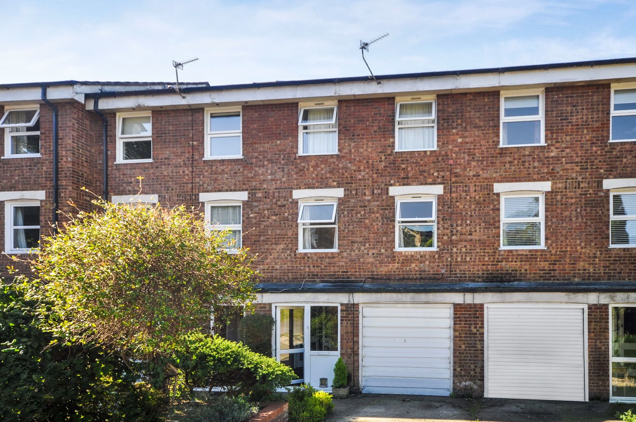 4 Bed Mid Terraced House To Rent - Photograph 1