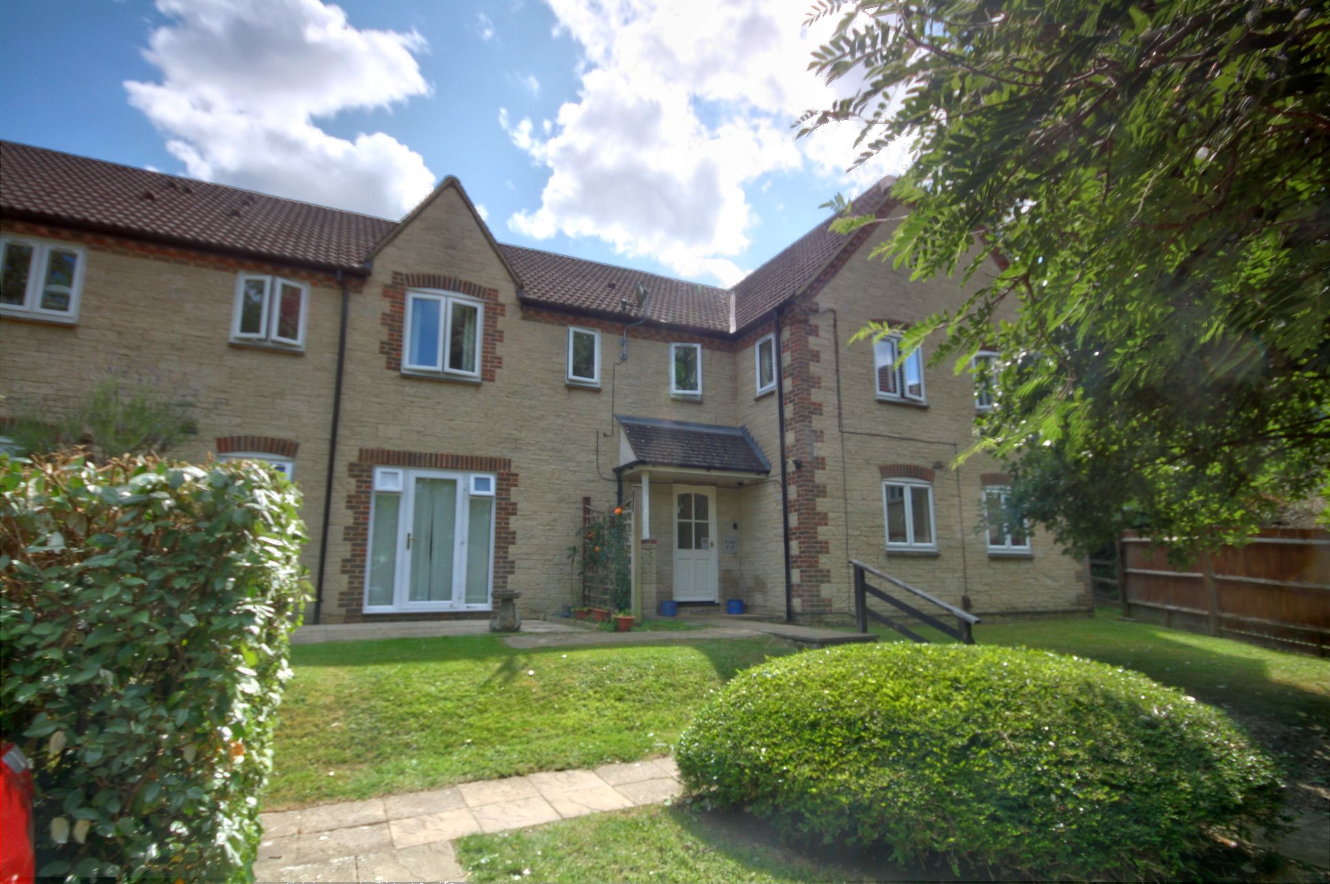 1 Bed Flat Flat/apartment For Sale - Photograph 1