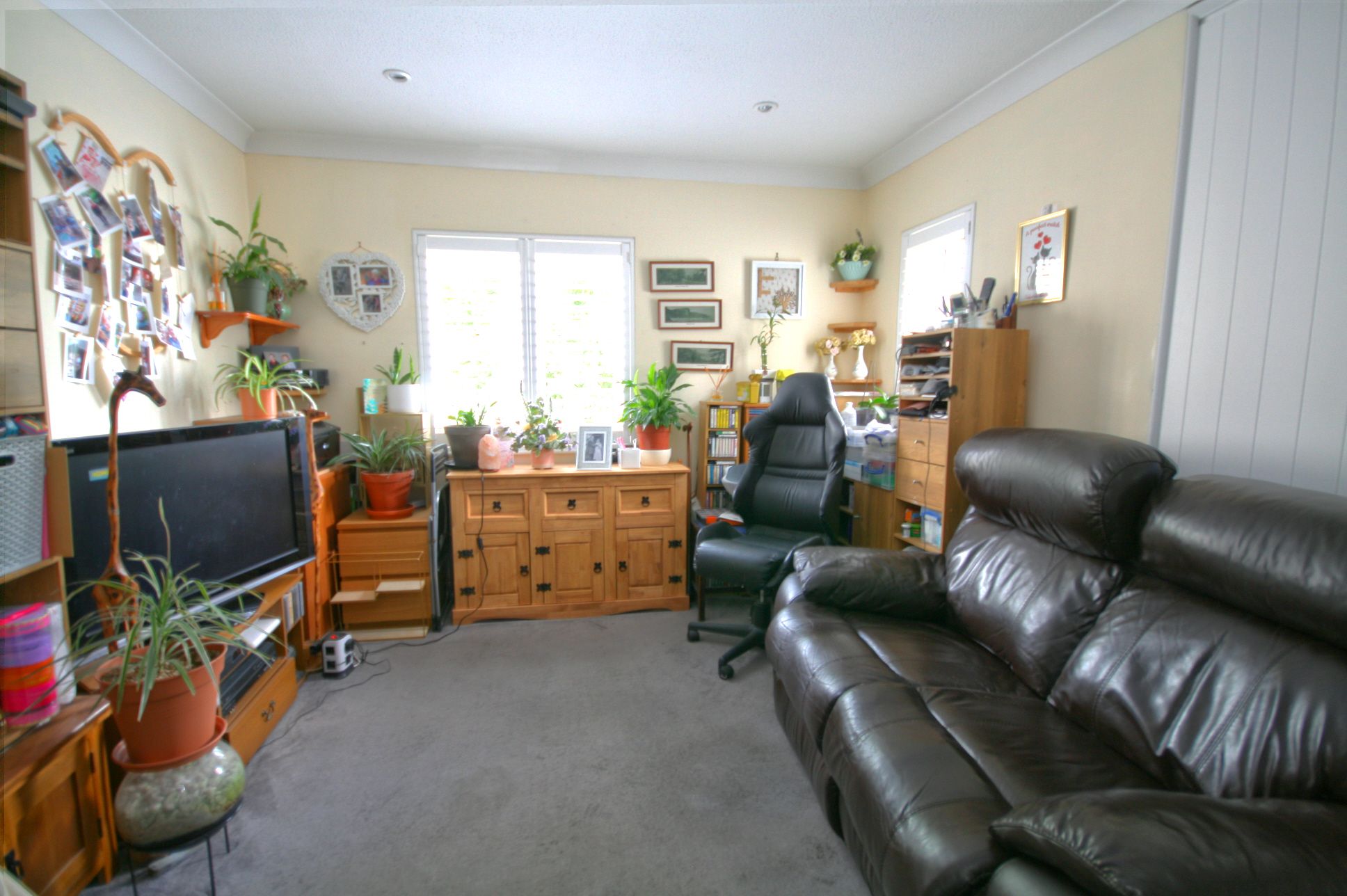 1 Bed Flat Flat/apartment For Sale - Photograph 2