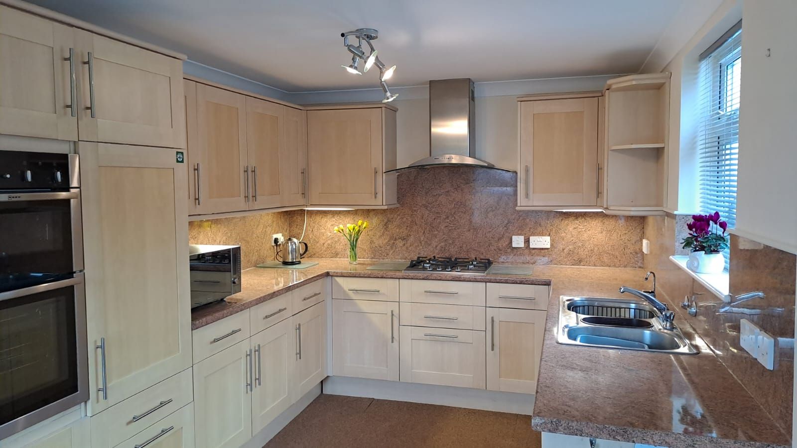 3 Bed Detached House For Sale - Photograph 5