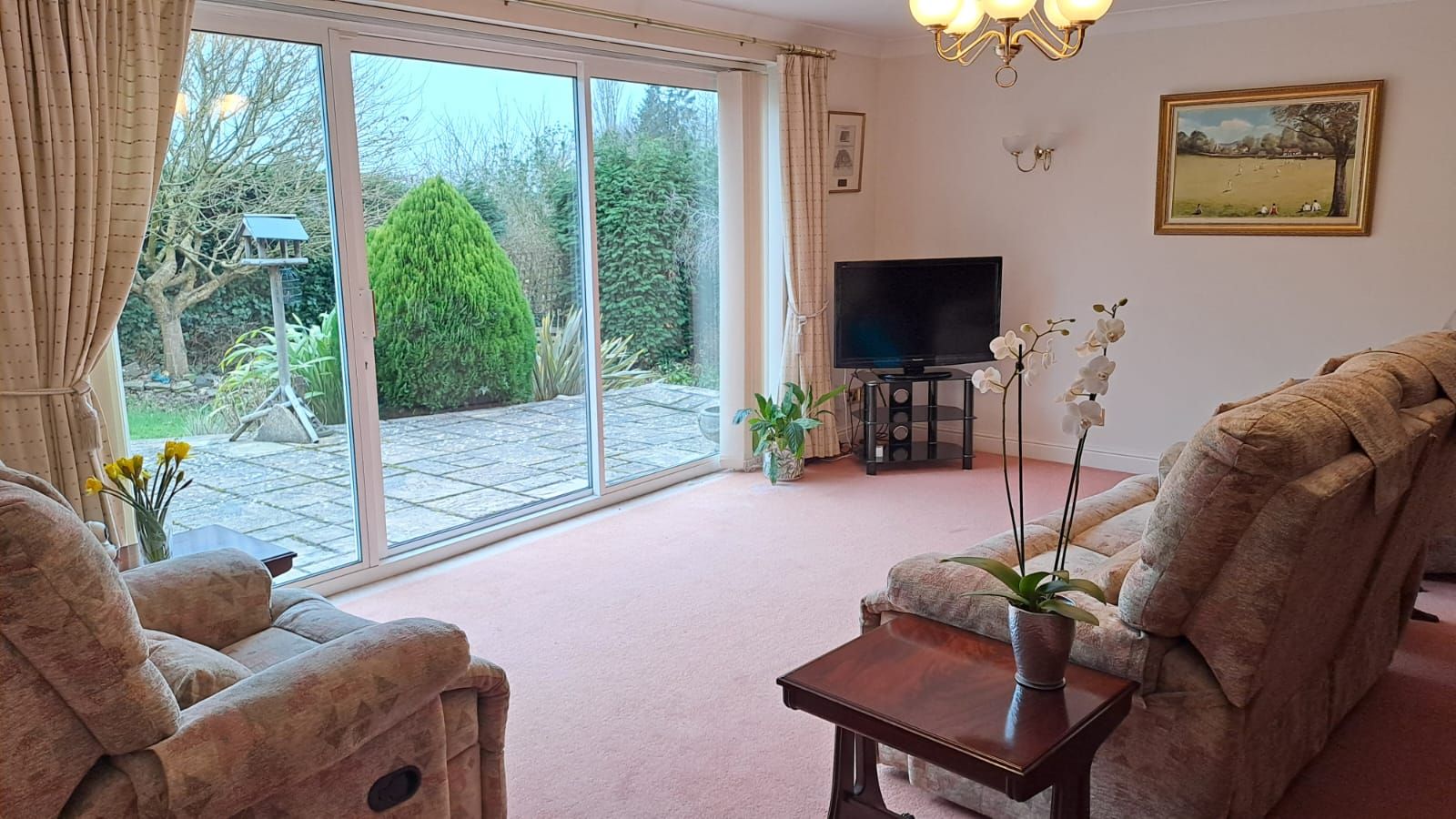 3 Bed Detached House For Sale - Photograph 2