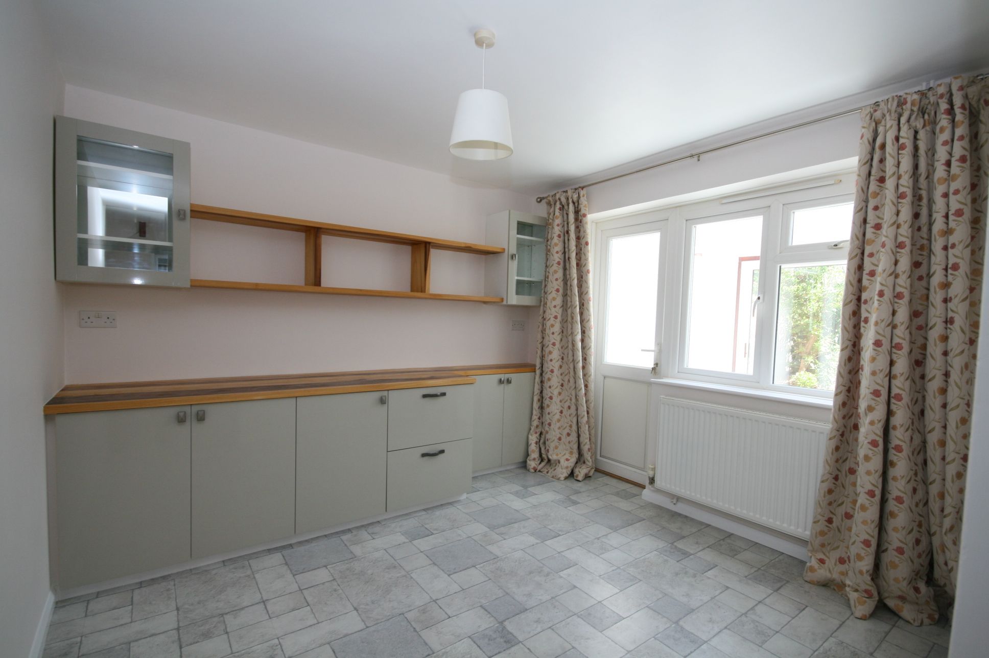 3 Bed Semi-detached House For Sale - Photograph 3