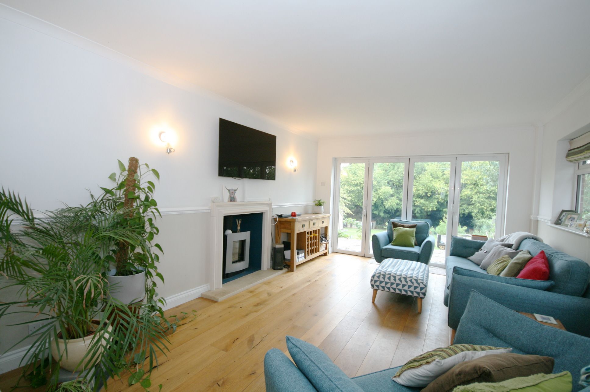 5 Bed Detached House For Sale - Photograph 2