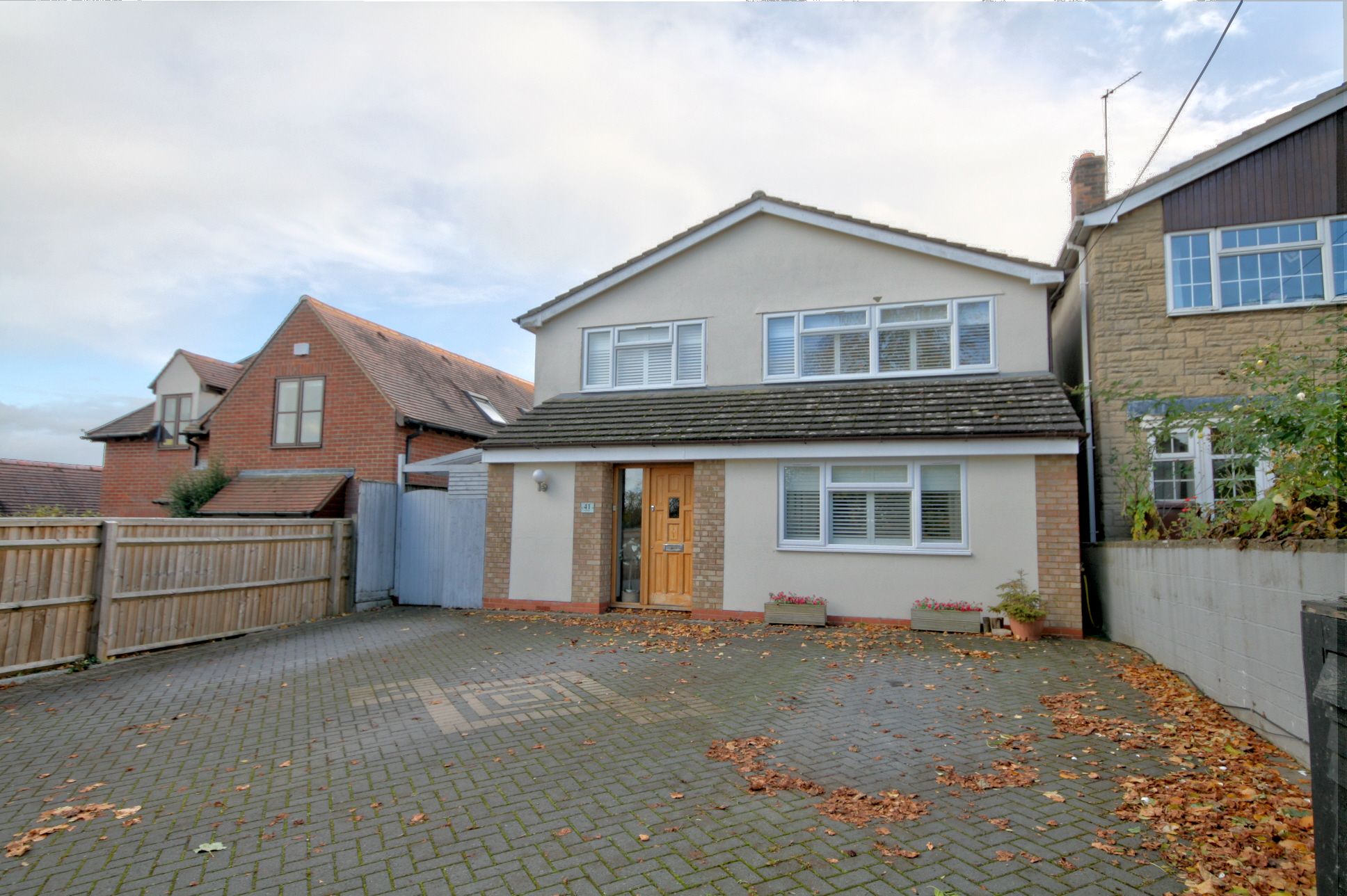 5 Bed Detached House For Sale - Photograph 1