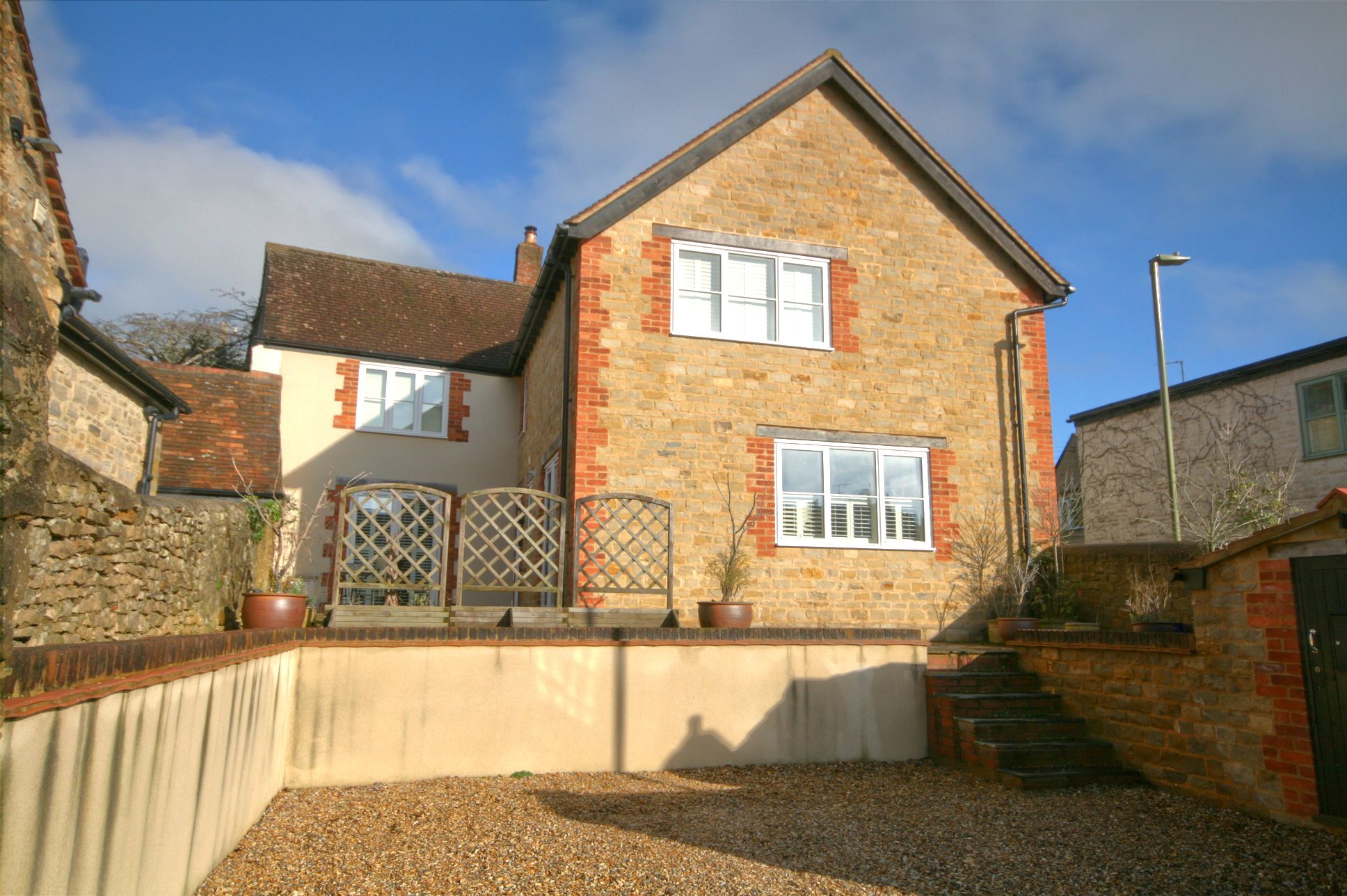 3 Bed Cottage House For Sale - Photograph 1