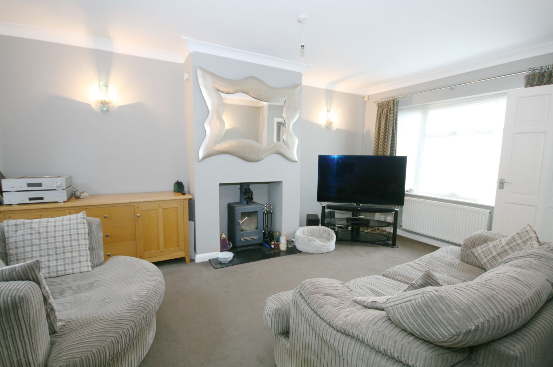 4 Bed Semi-detached House For Sale - Photograph 2