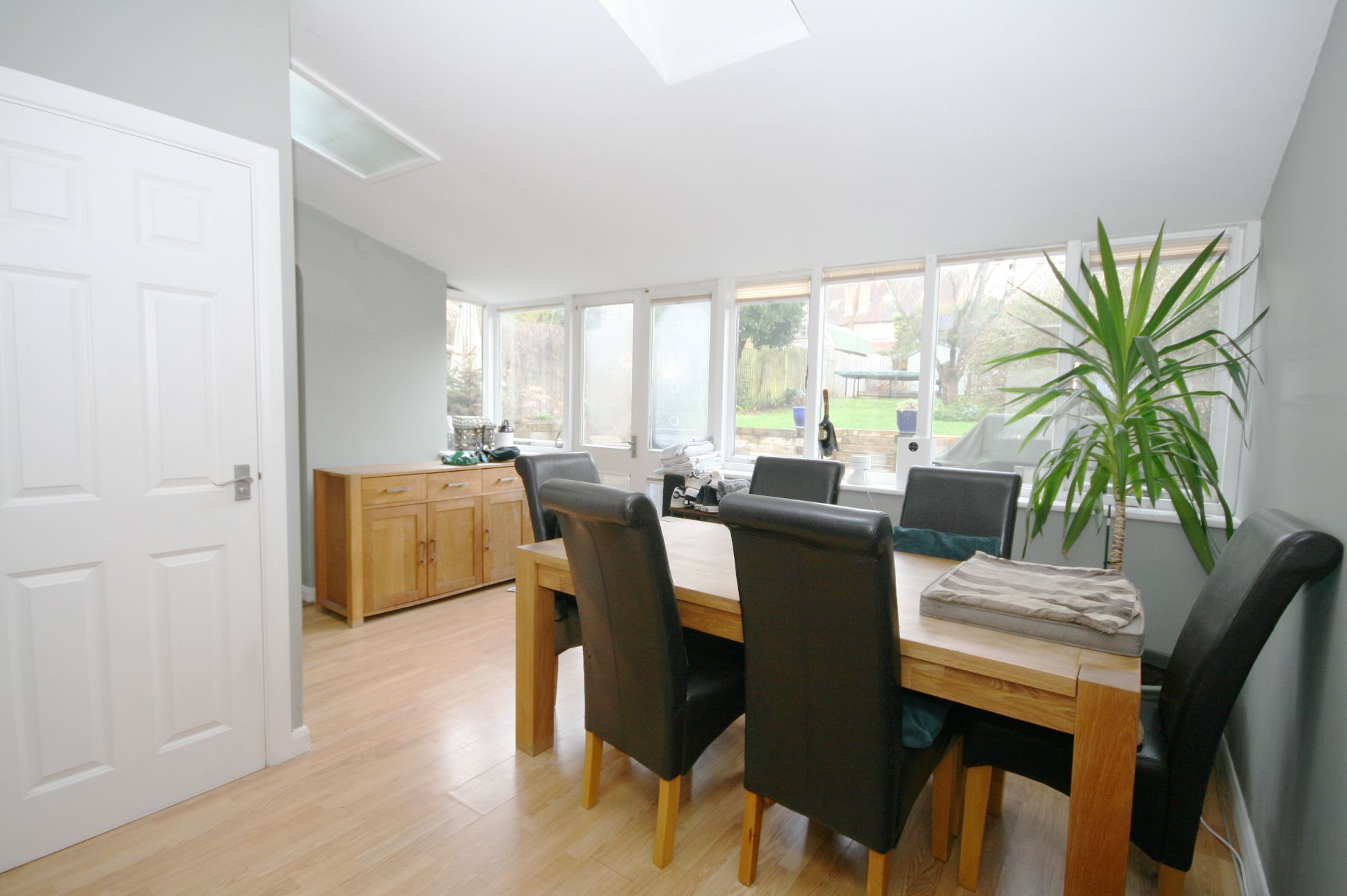 4 Bed Semi-detached House For Sale - Photograph 4