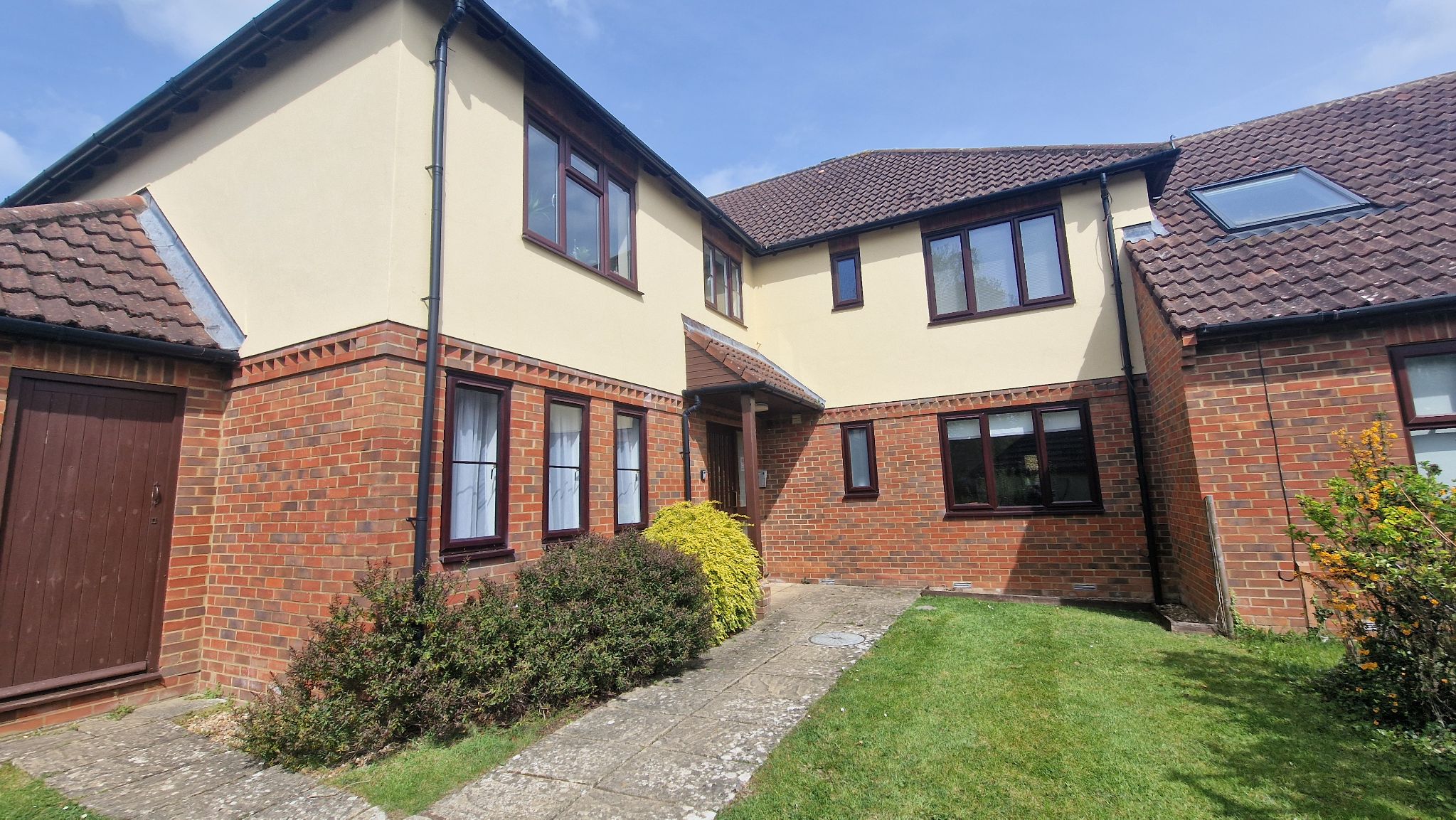1 Bed Ground Floor Flat/apartment For Sale - Photograph 1