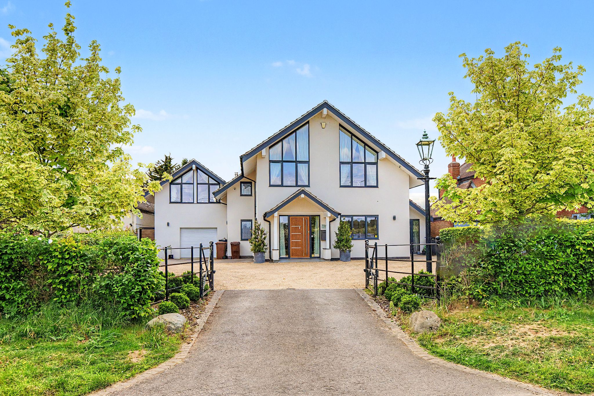 5 Bed Detached House For Sale - Photograph 1