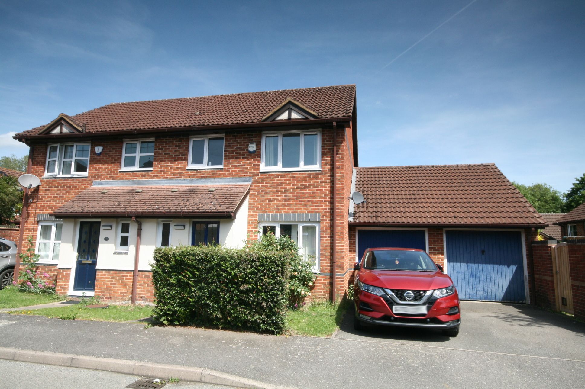 3 Bed Semi-detached House For Sale - Photograph 1