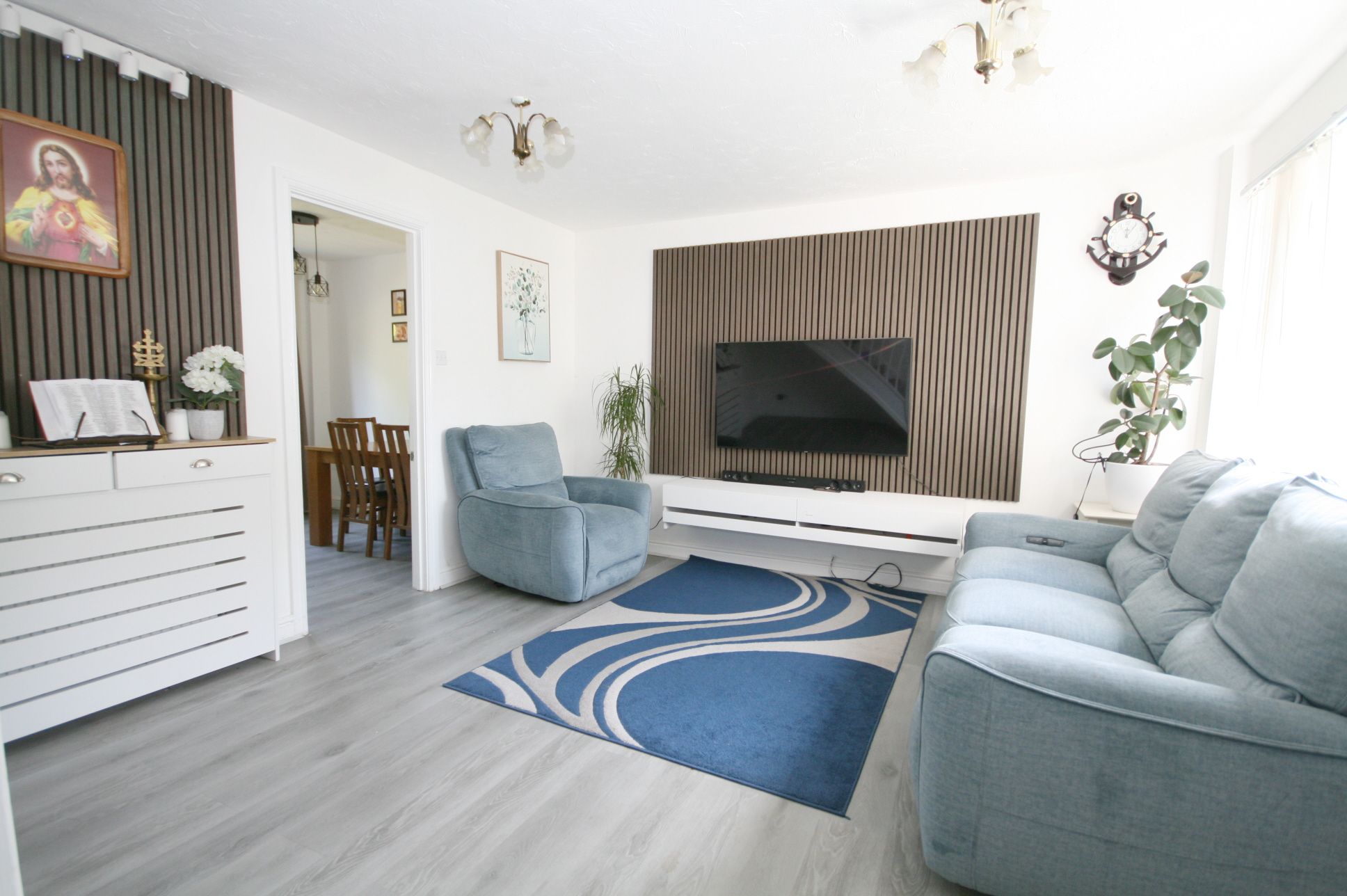 3 Bed Semi-detached House For Sale - Photograph 2