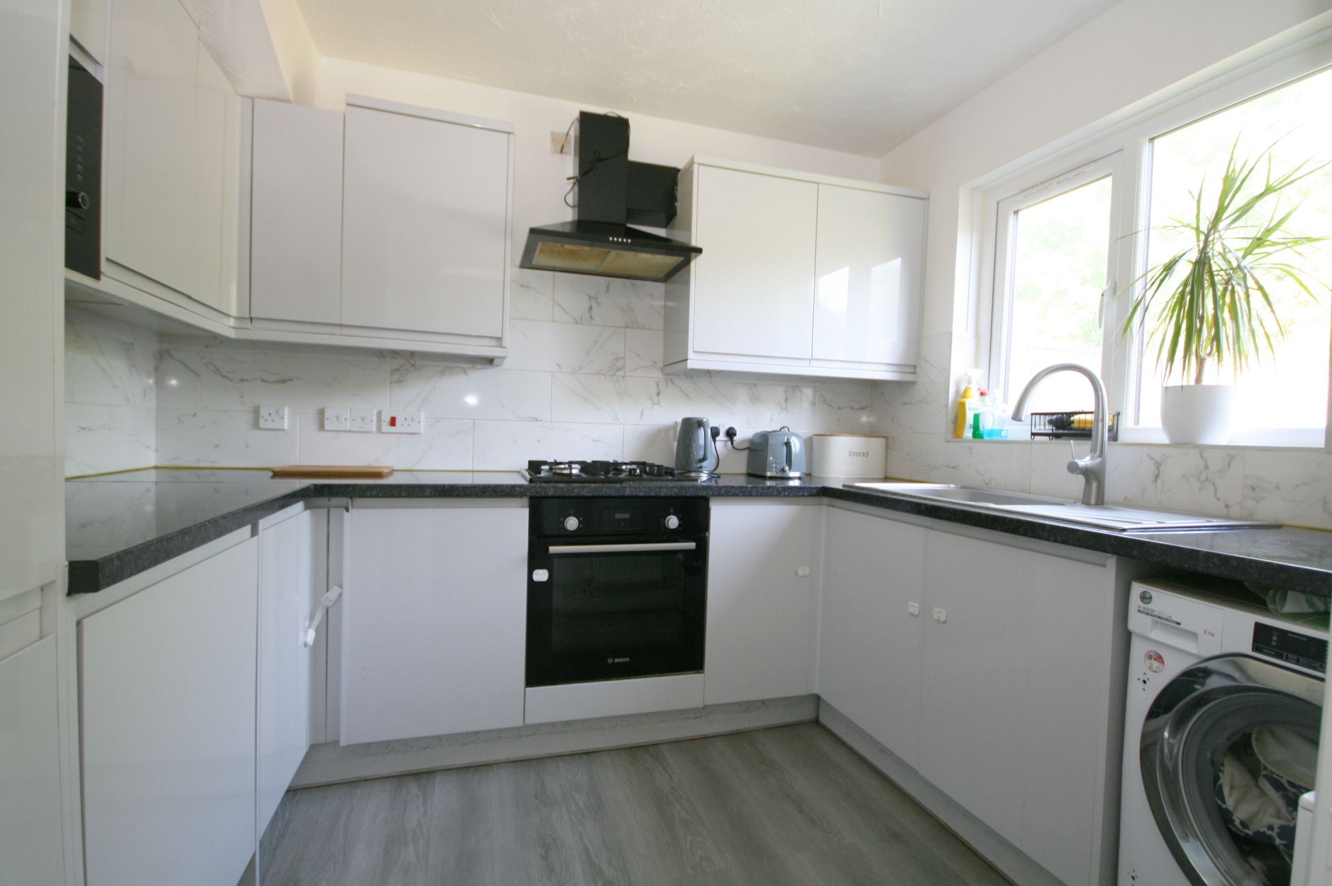 3 Bed Semi-detached House For Sale - Photograph 4