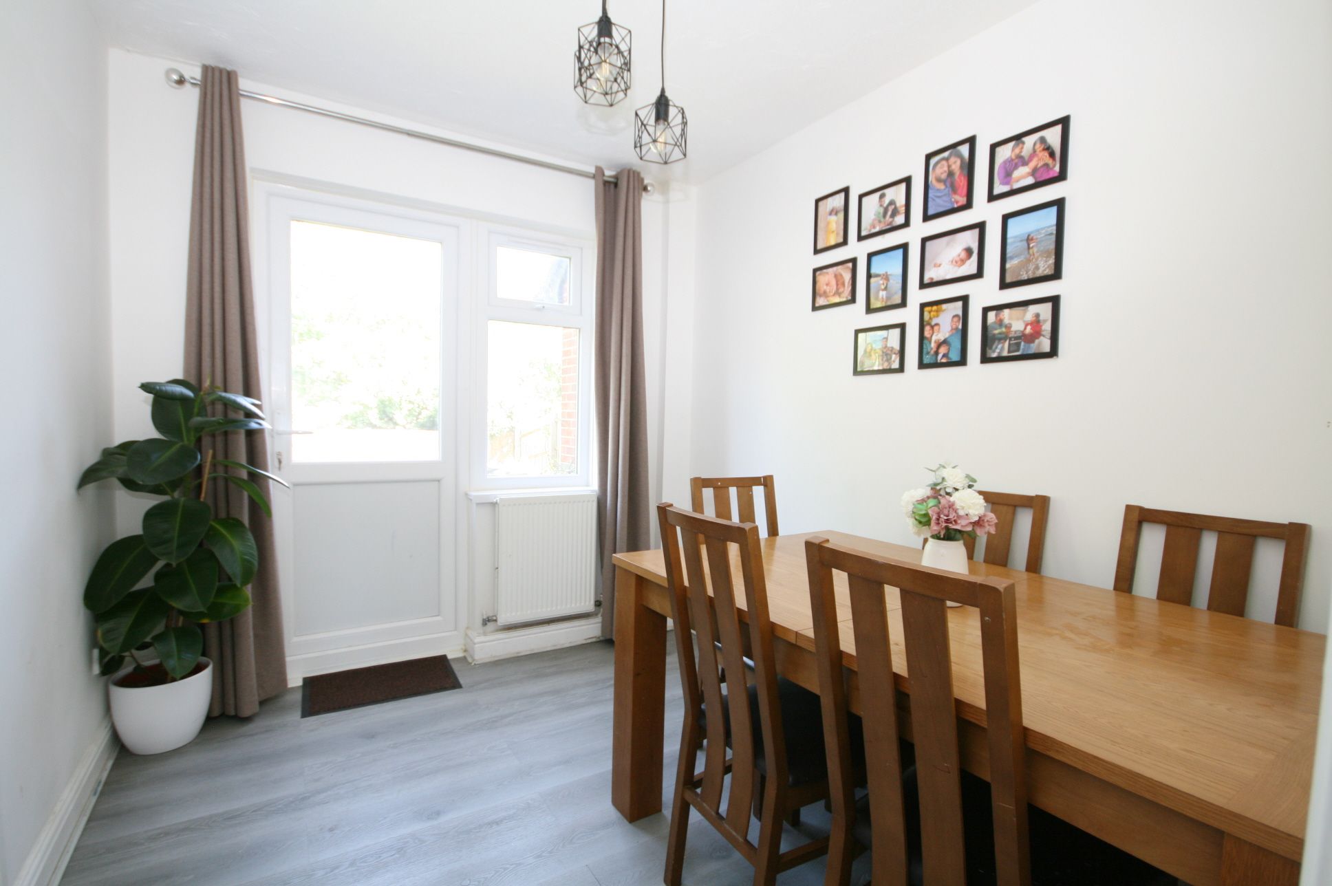 3 Bed Semi-detached House For Sale - Photograph 3