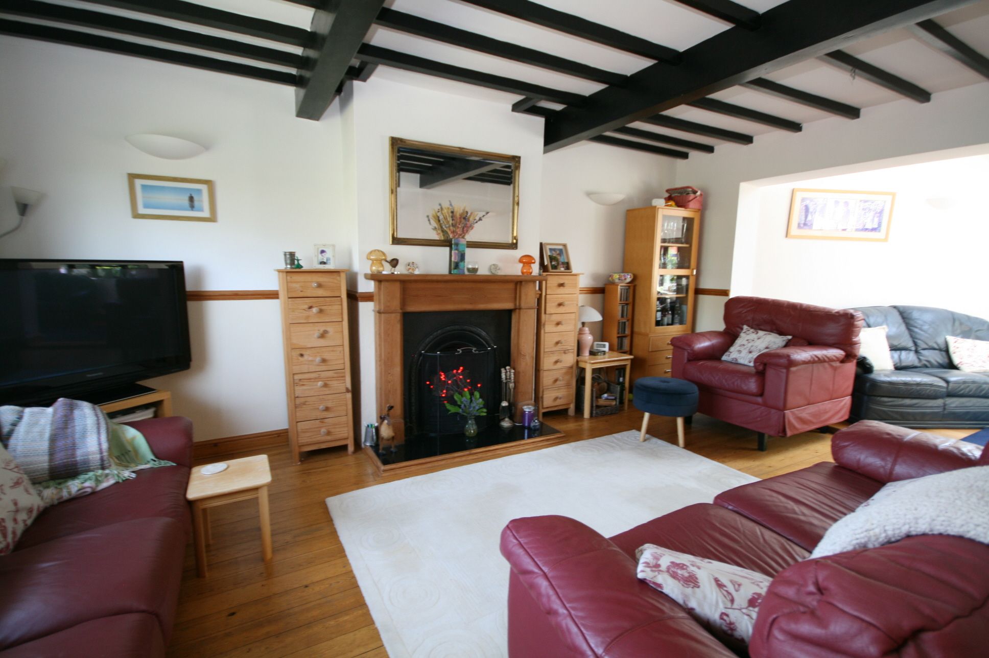 4 Bed Semi-detached House For Sale - Photograph 4