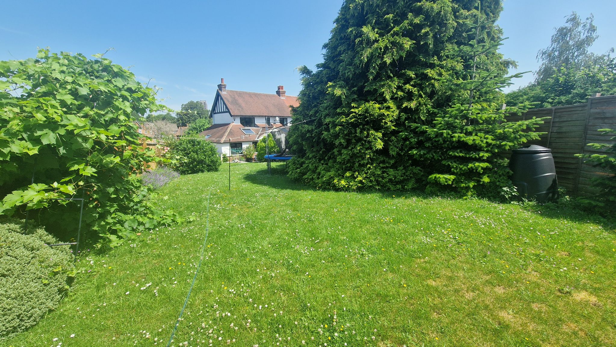 4 Bed Semi-detached House For Sale - Photograph 3