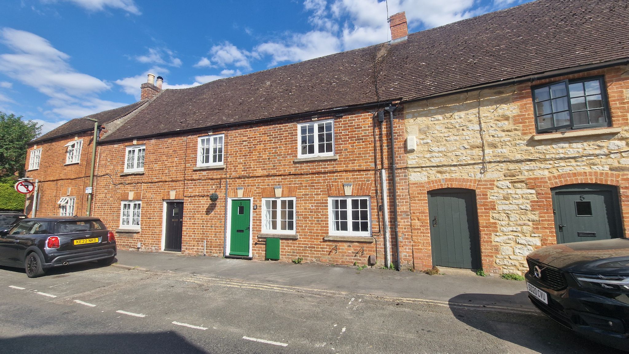 3 Bed Cottage House For Sale - Photograph 1