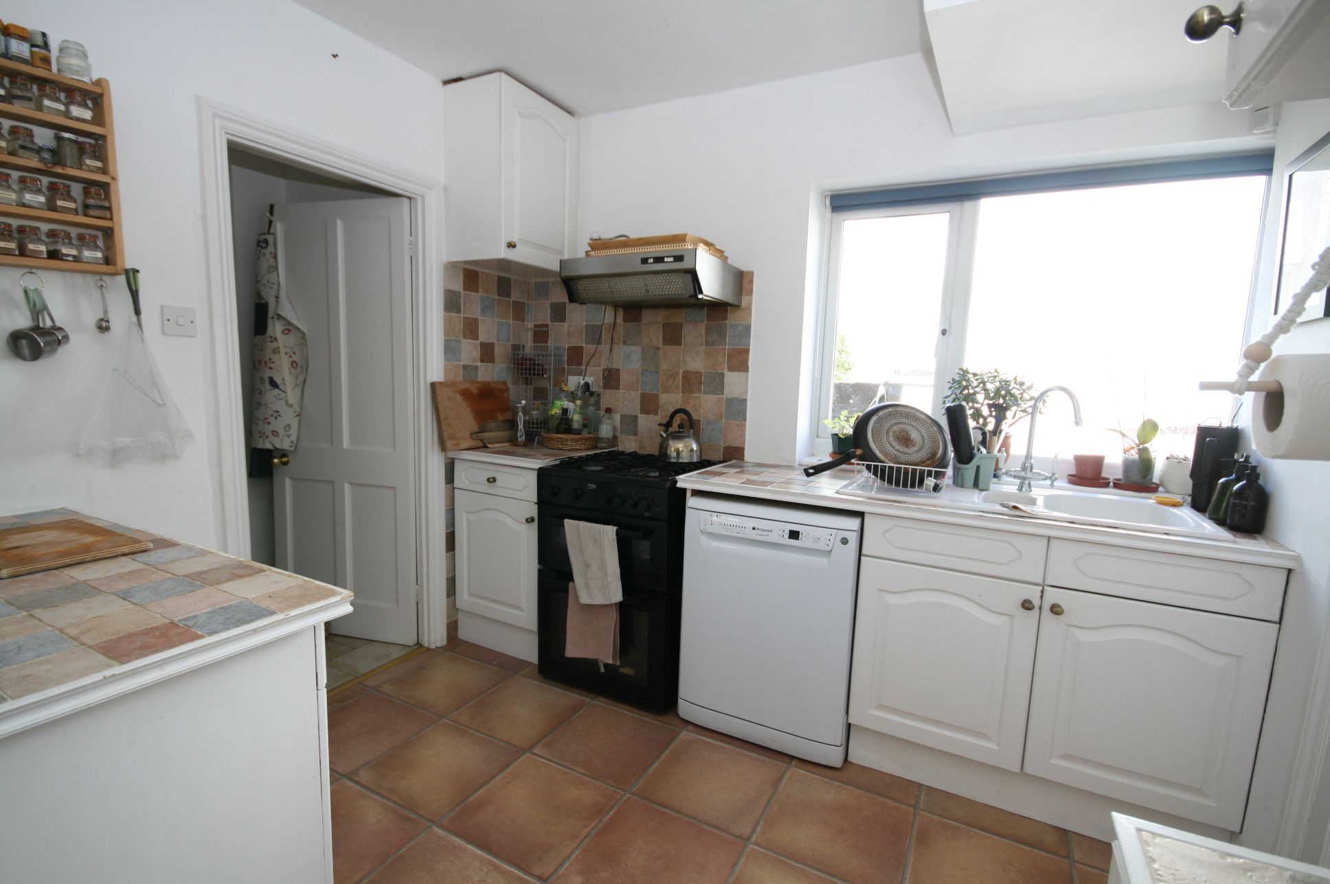 4 Bed Semi-detached House To Rent - Photograph 3