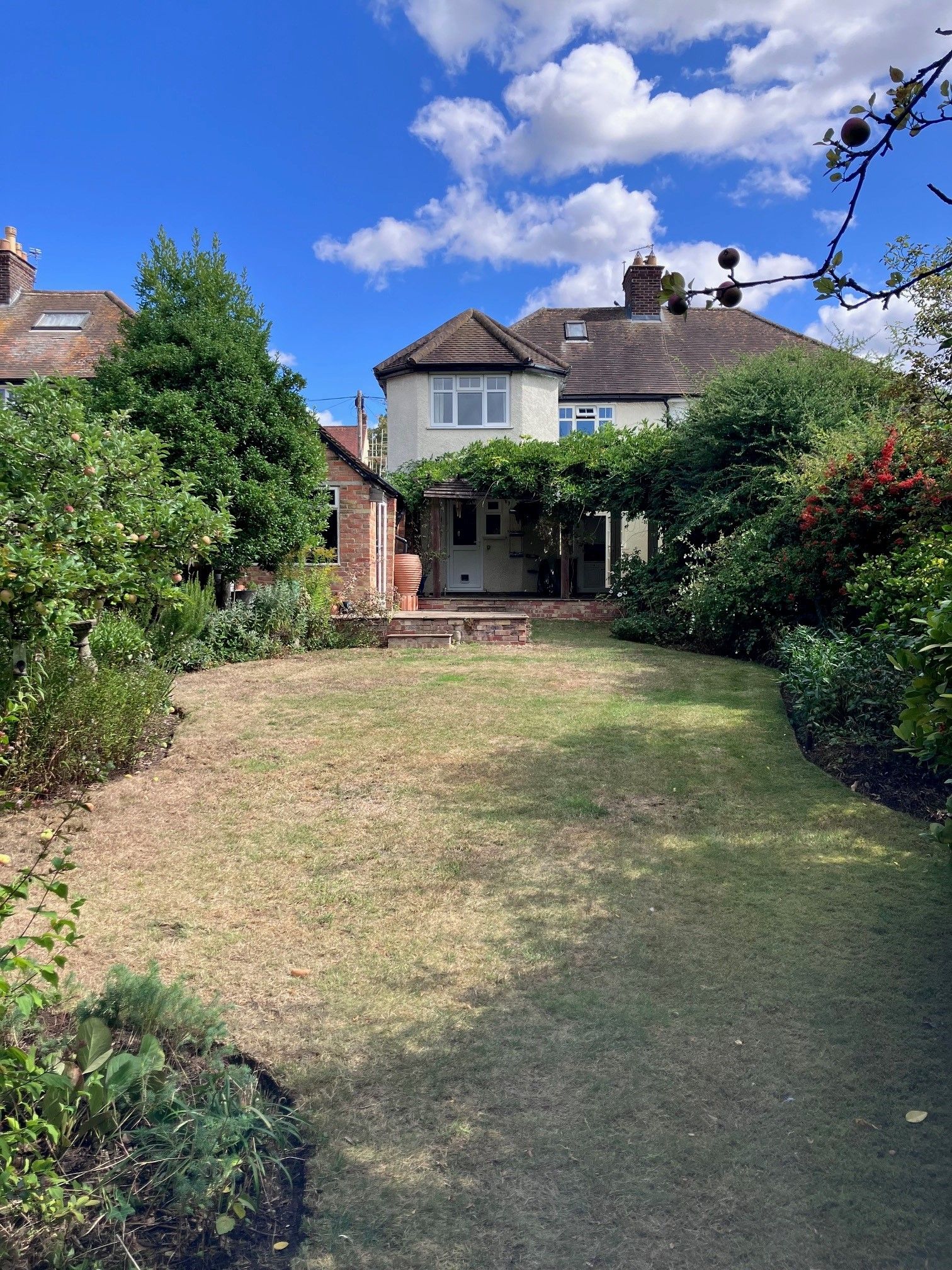 4 Bed Semi-detached House To Rent - Photograph 2