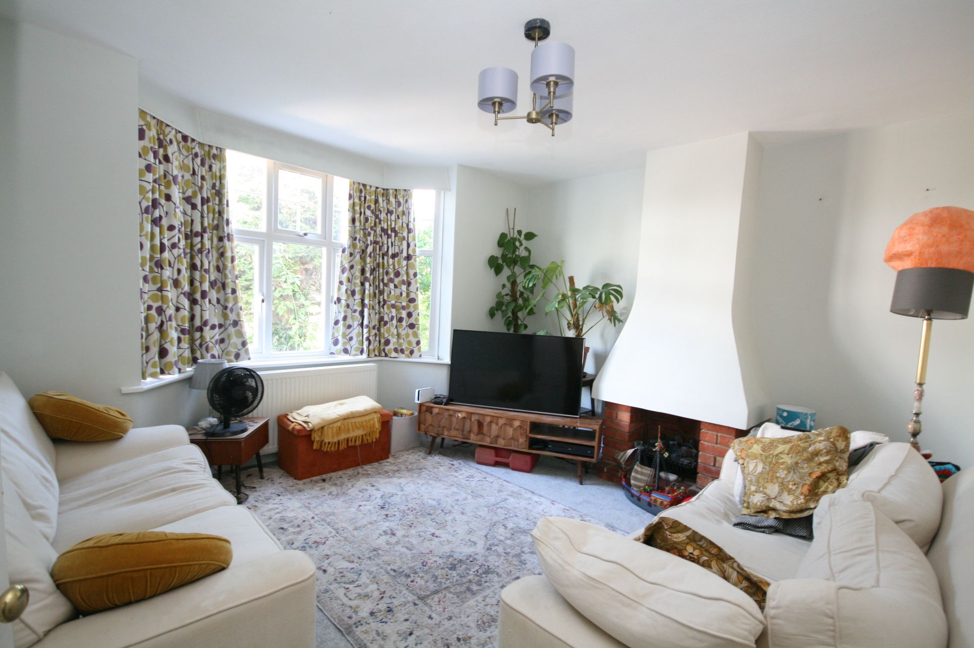 4 Bed Semi-detached House To Rent - Photograph 2
