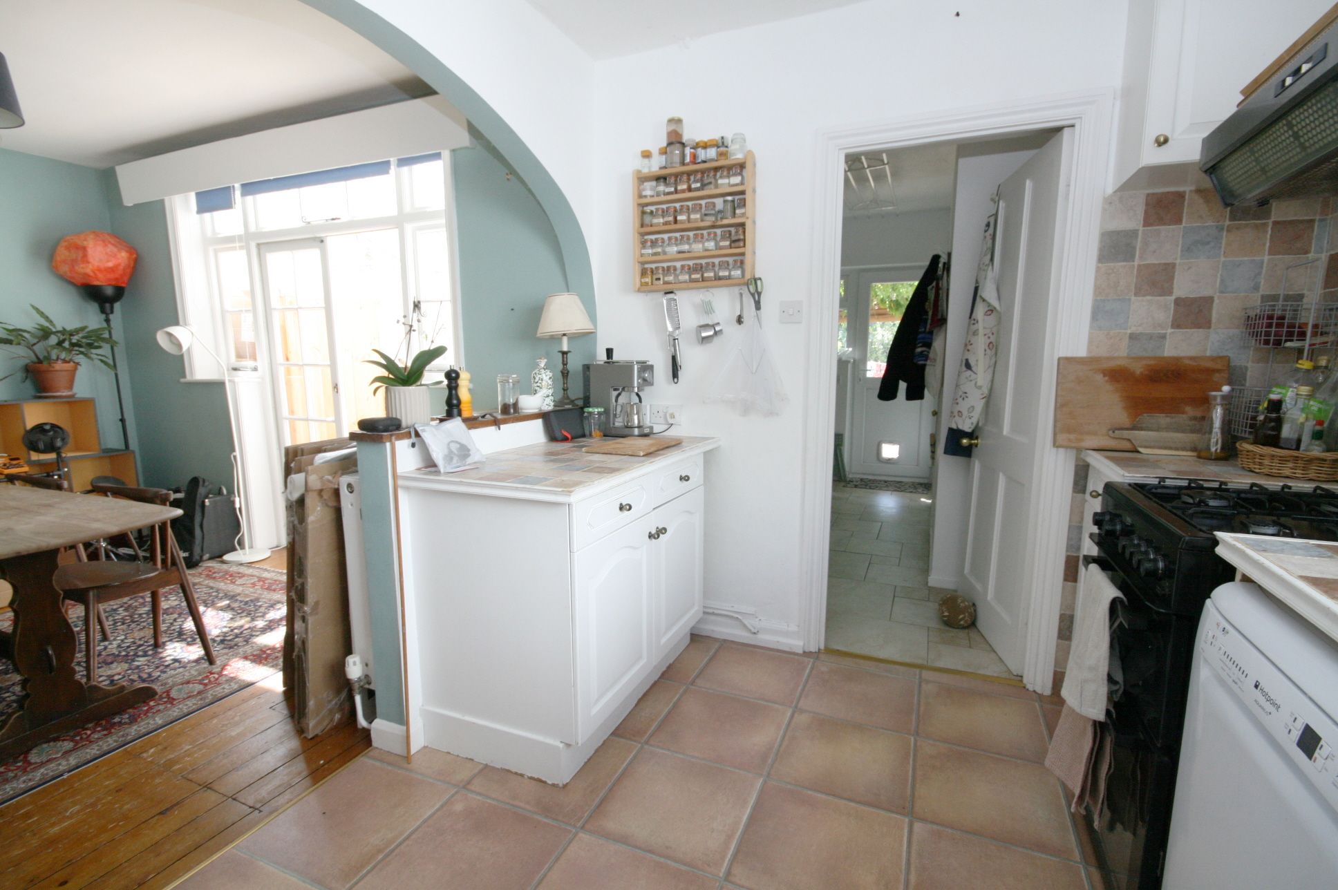 4 Bed Semi-detached House To Rent - Photograph 4