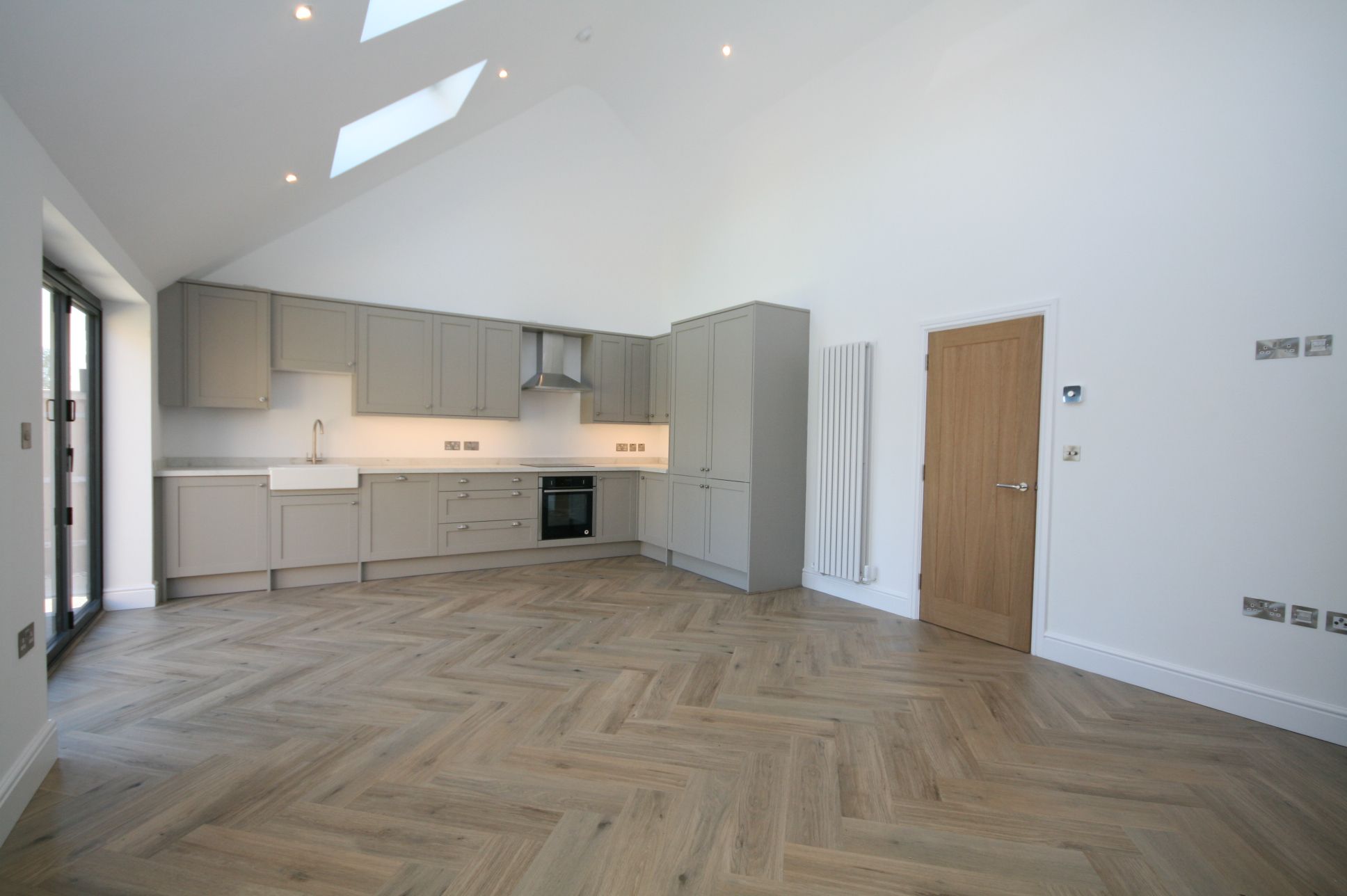 2 Bed Detached Bungalow To Rent - Photograph 3