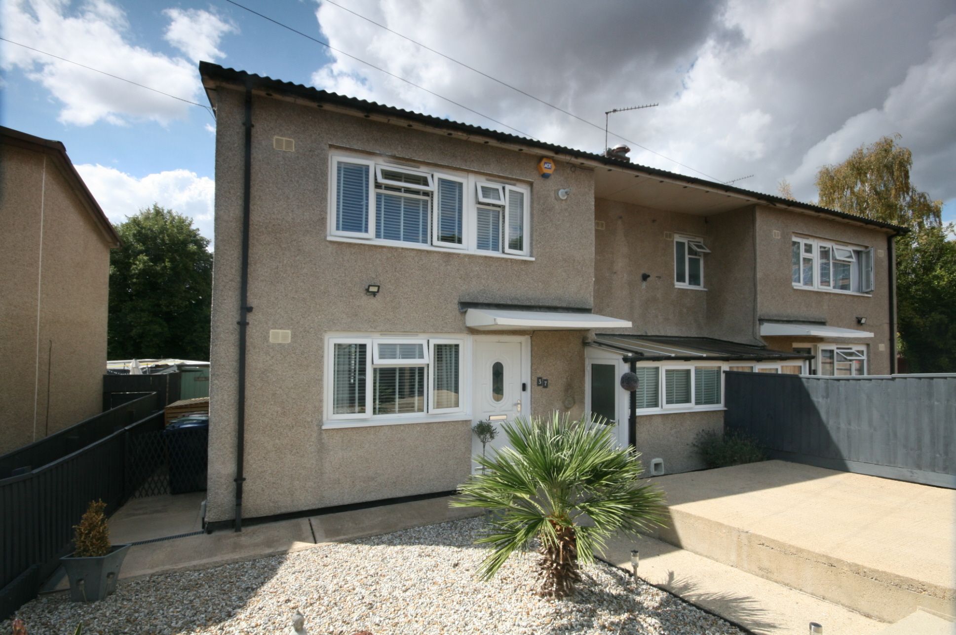 3 Bed Semi-detached House For Sale - Photograph 1