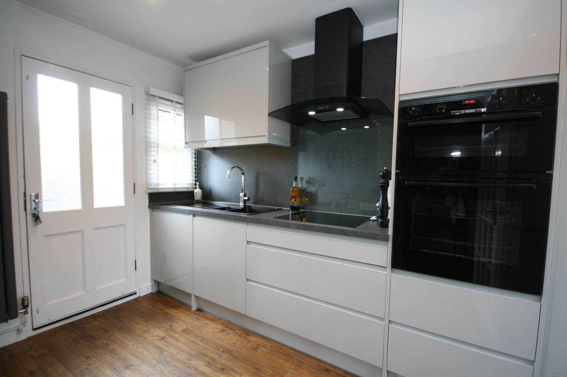 3 Bed Semi-detached House For Sale - Photograph 4