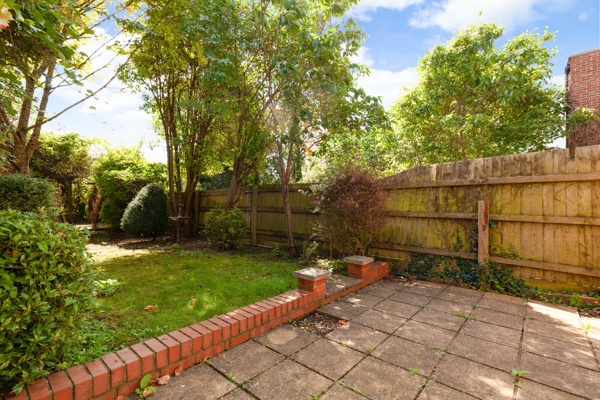 4 Bed End Terraced House To Rent - Photograph 2