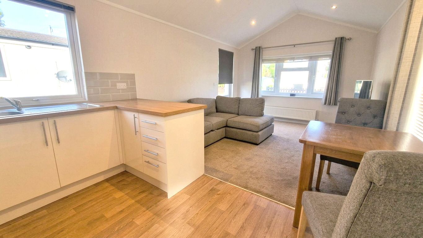 1 Bed Park Home House For Sale - Photograph 2