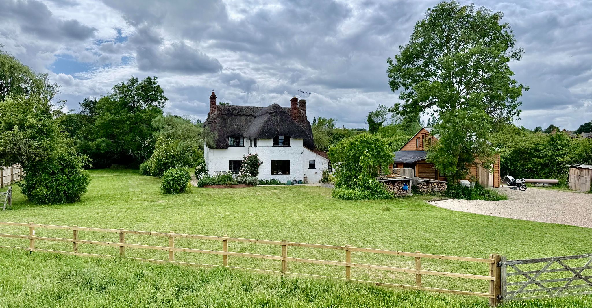 4 Bed Cottage House For Sale - Photograph 1