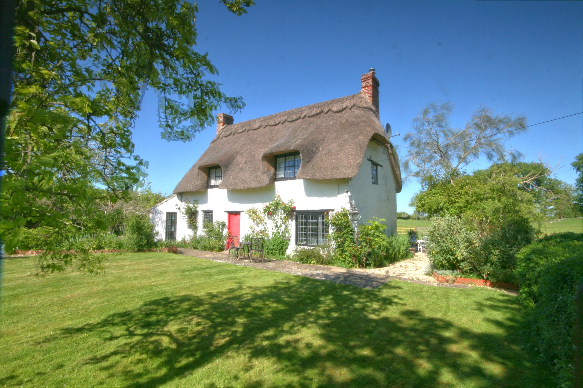 4 Bed Cottage House For Sale - Photograph 1