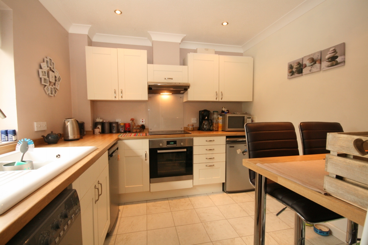 2 Bed Apartment Flat/apartment To Rent - Photograph 4