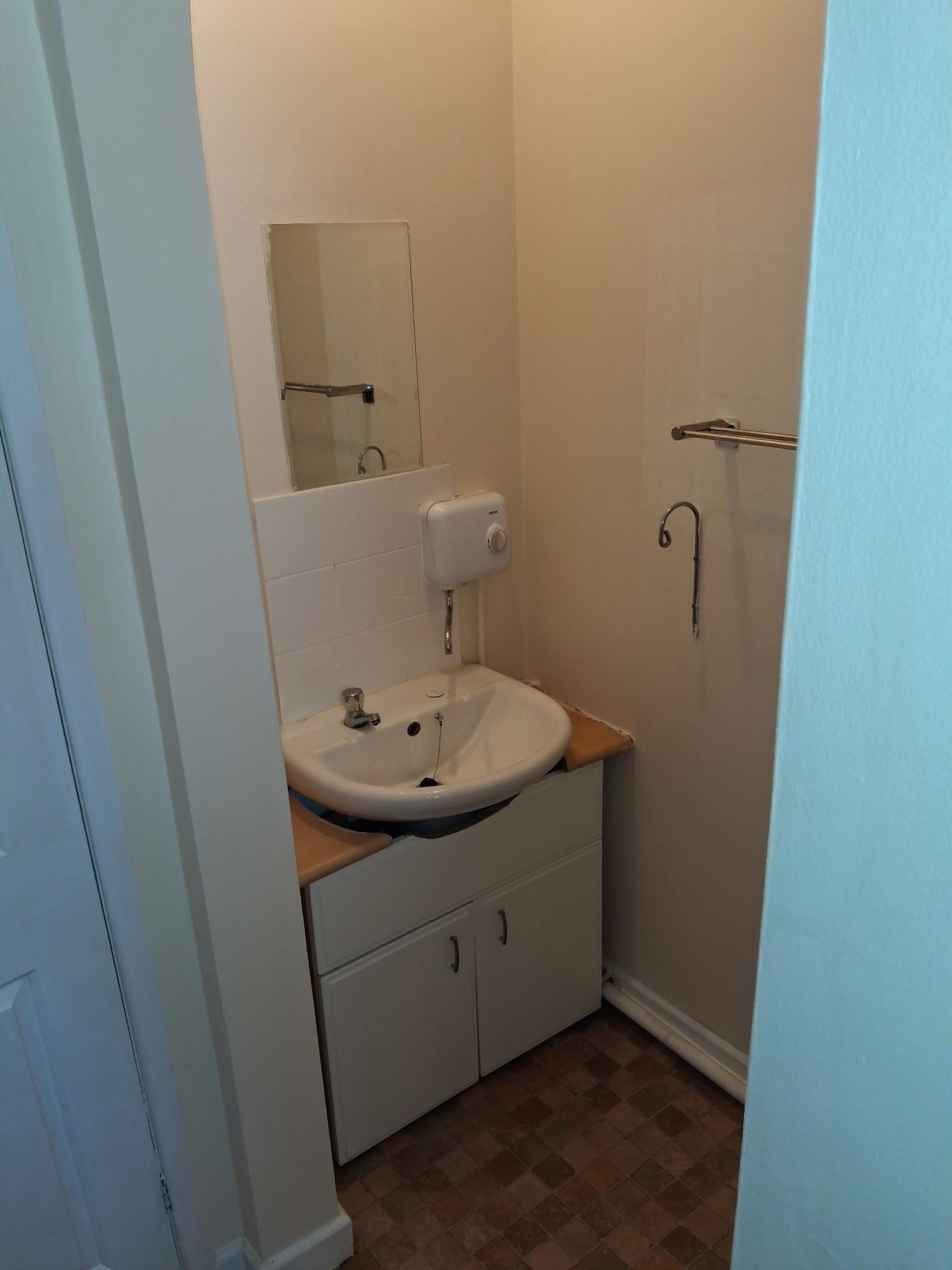 Studio Flat/apartment To Let in Southampton - Photograph 9