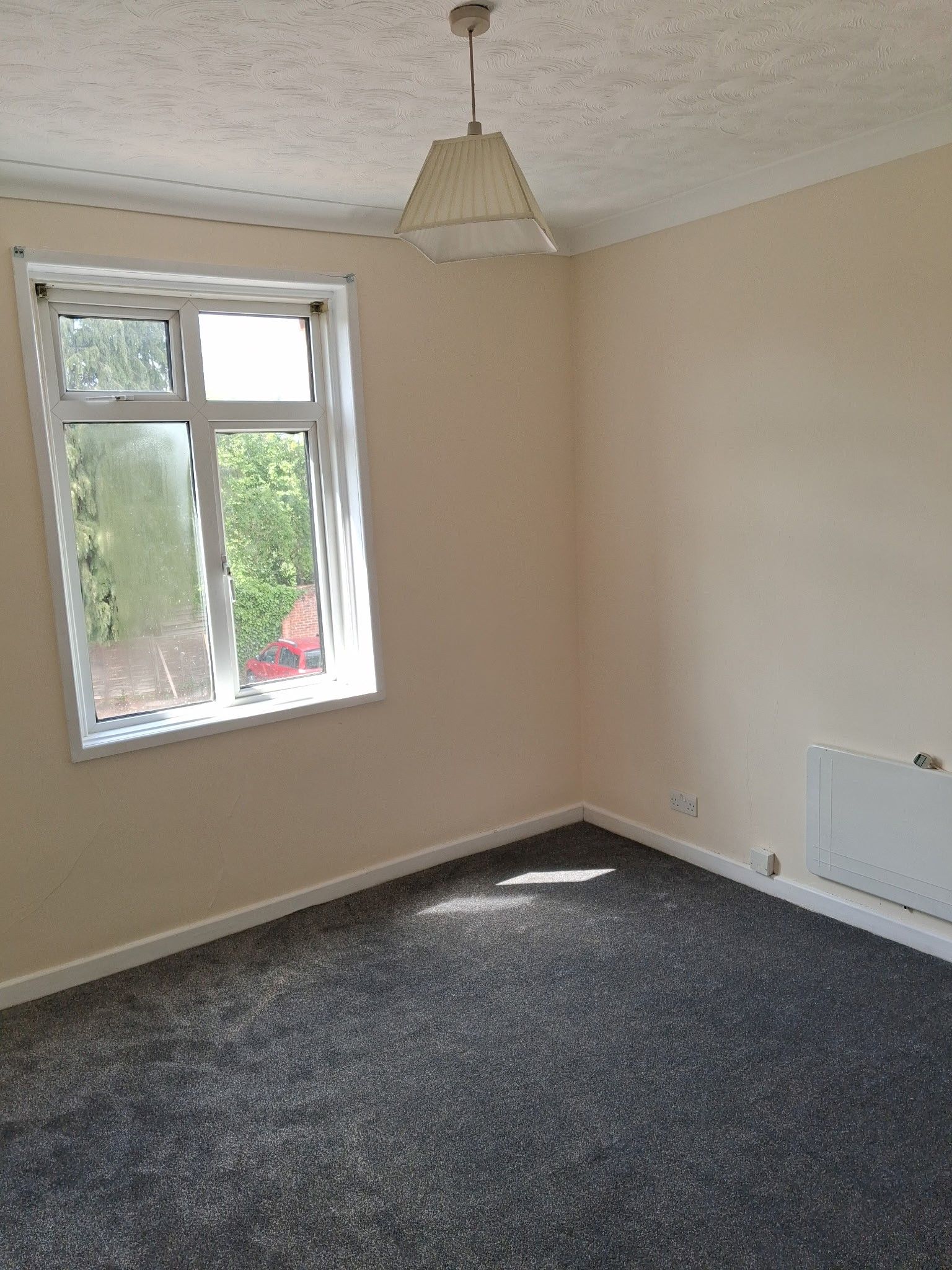 Studio Flat/apartment To Let in Southampton - Photograph 5