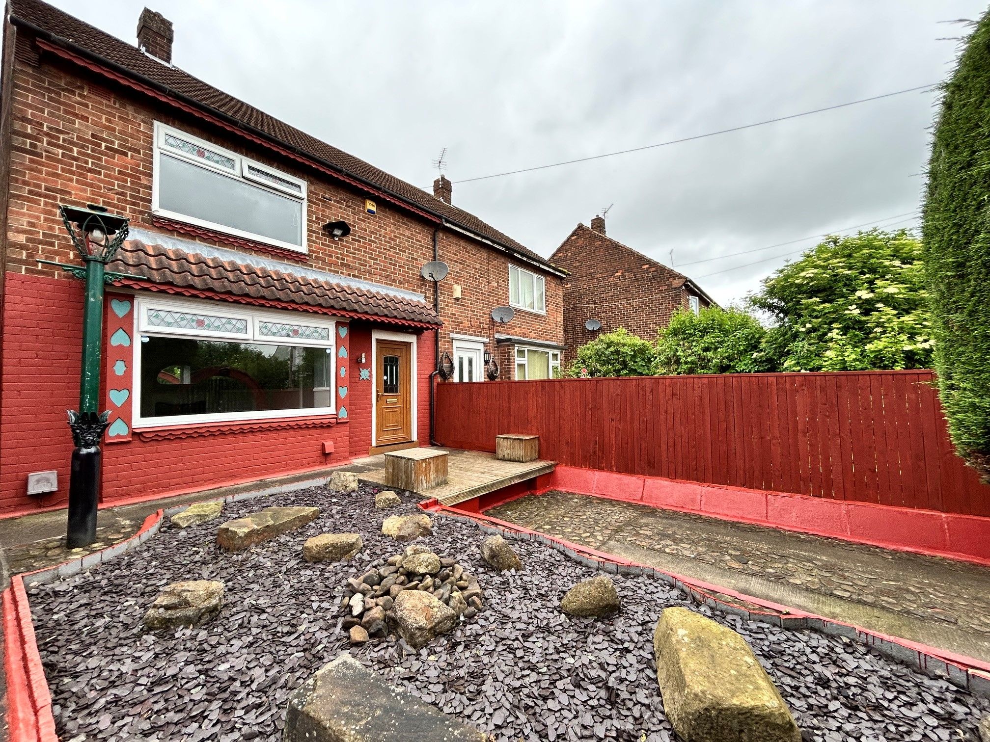2 bedroom semi-detached house For Sale in Shildon - Property photograph.