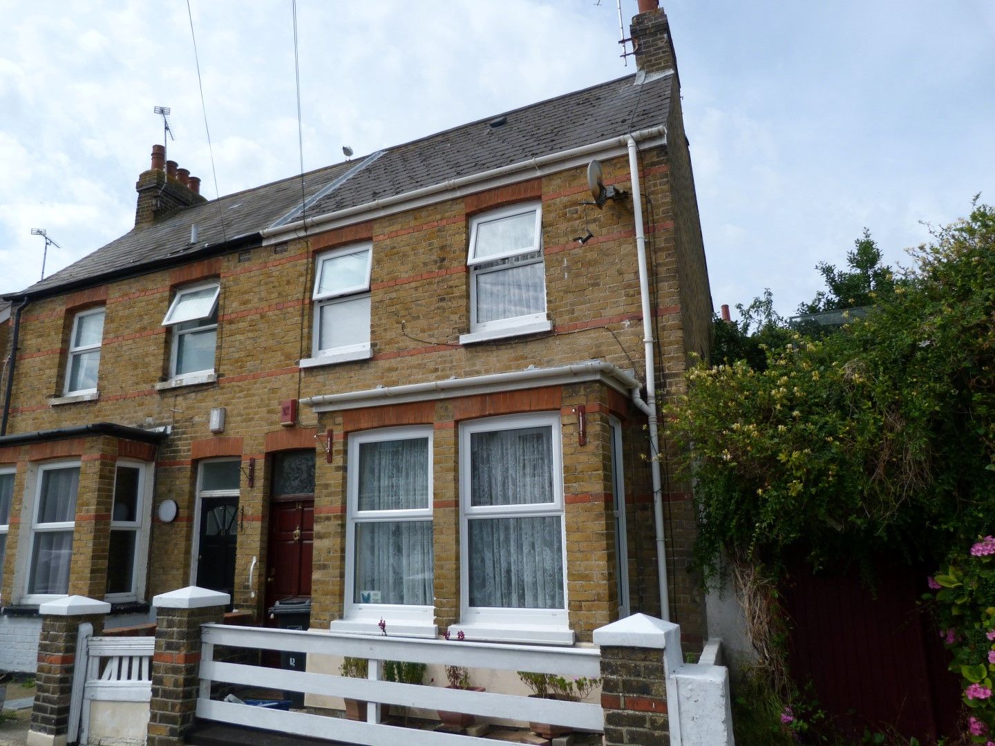 2 bedroom cottage house SSTC in Margate - Photograph 1