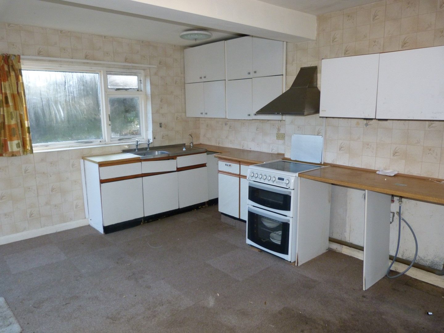 2 bedroom detached bungalow SSTC in Broadstairs - Photograph 3