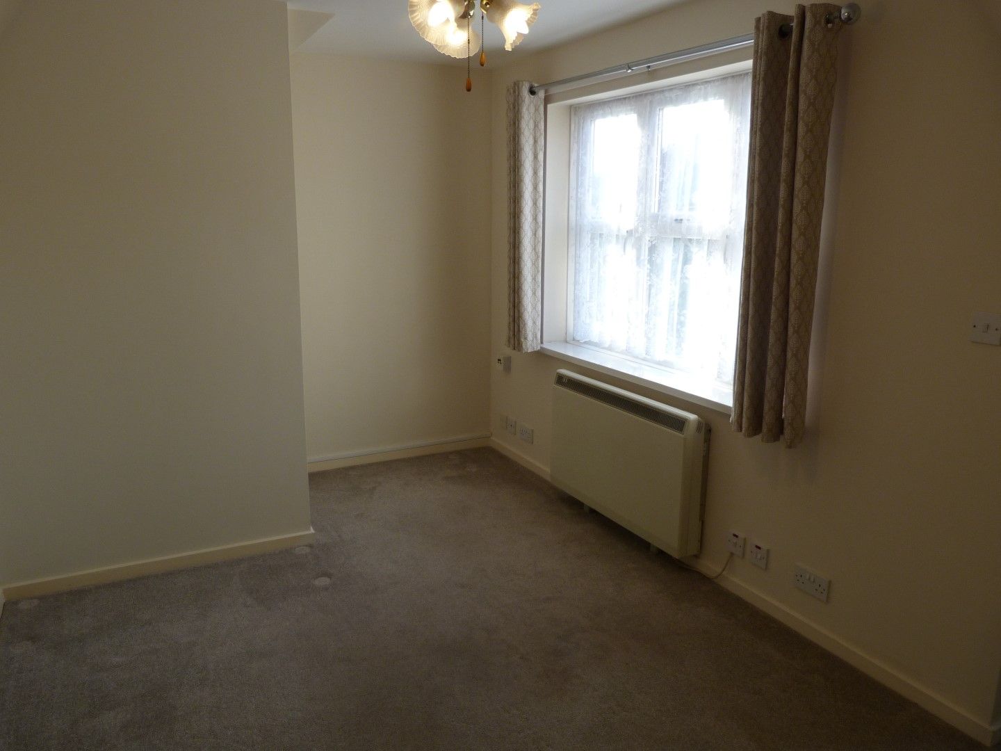 1 bedroom ground floor flat/apartment SSTC in Broadstairs - Photograph 3