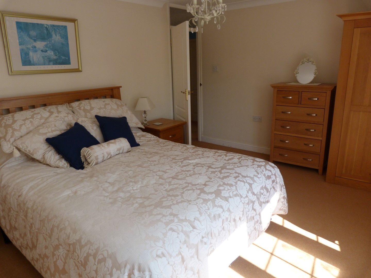 3 bedroom detached bungalow SSTC in Broadstairs - Photograph 5