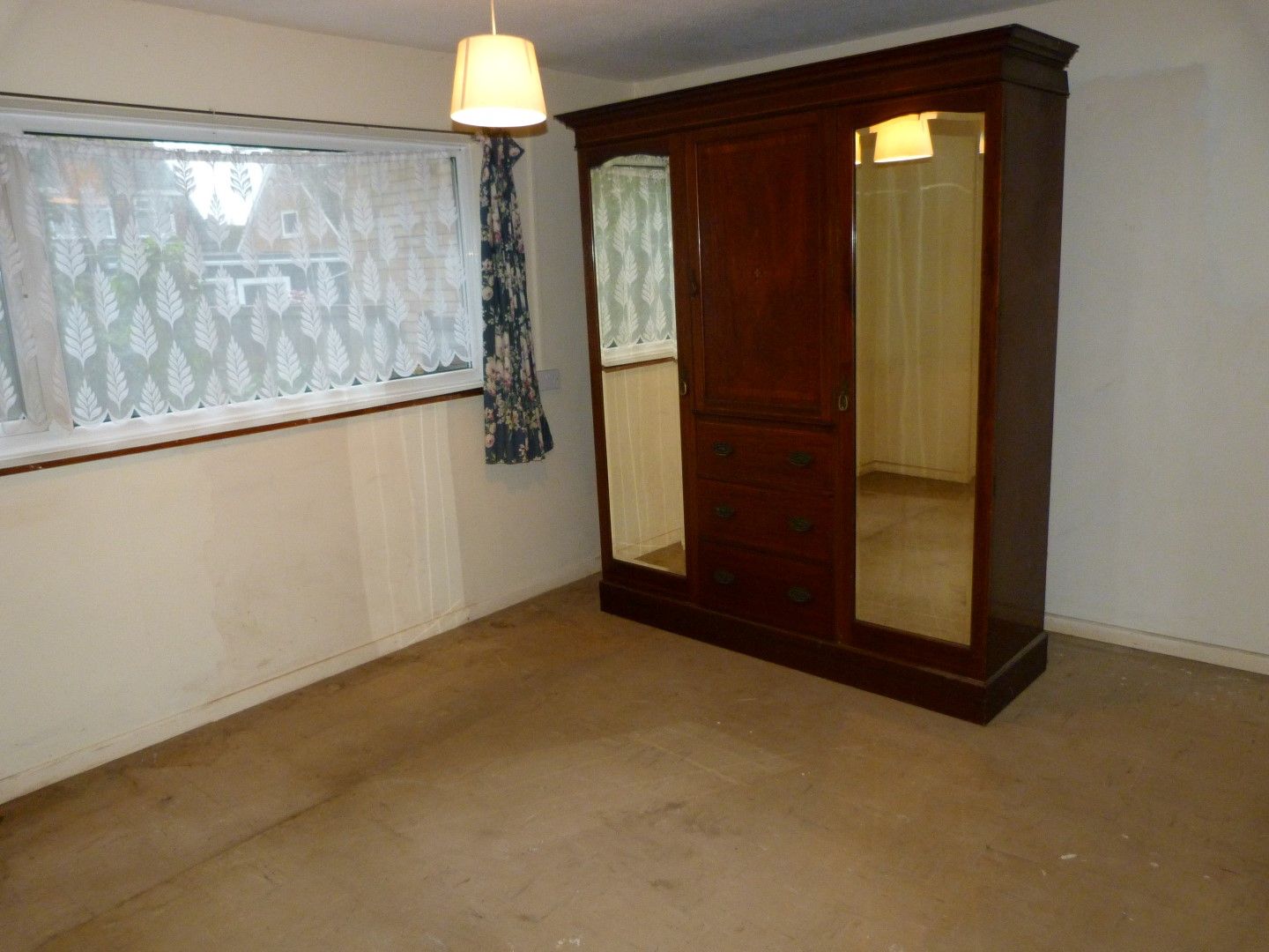 2 bedroom semi-detached bungalow SSTC in Broadstairs - Photograph 4