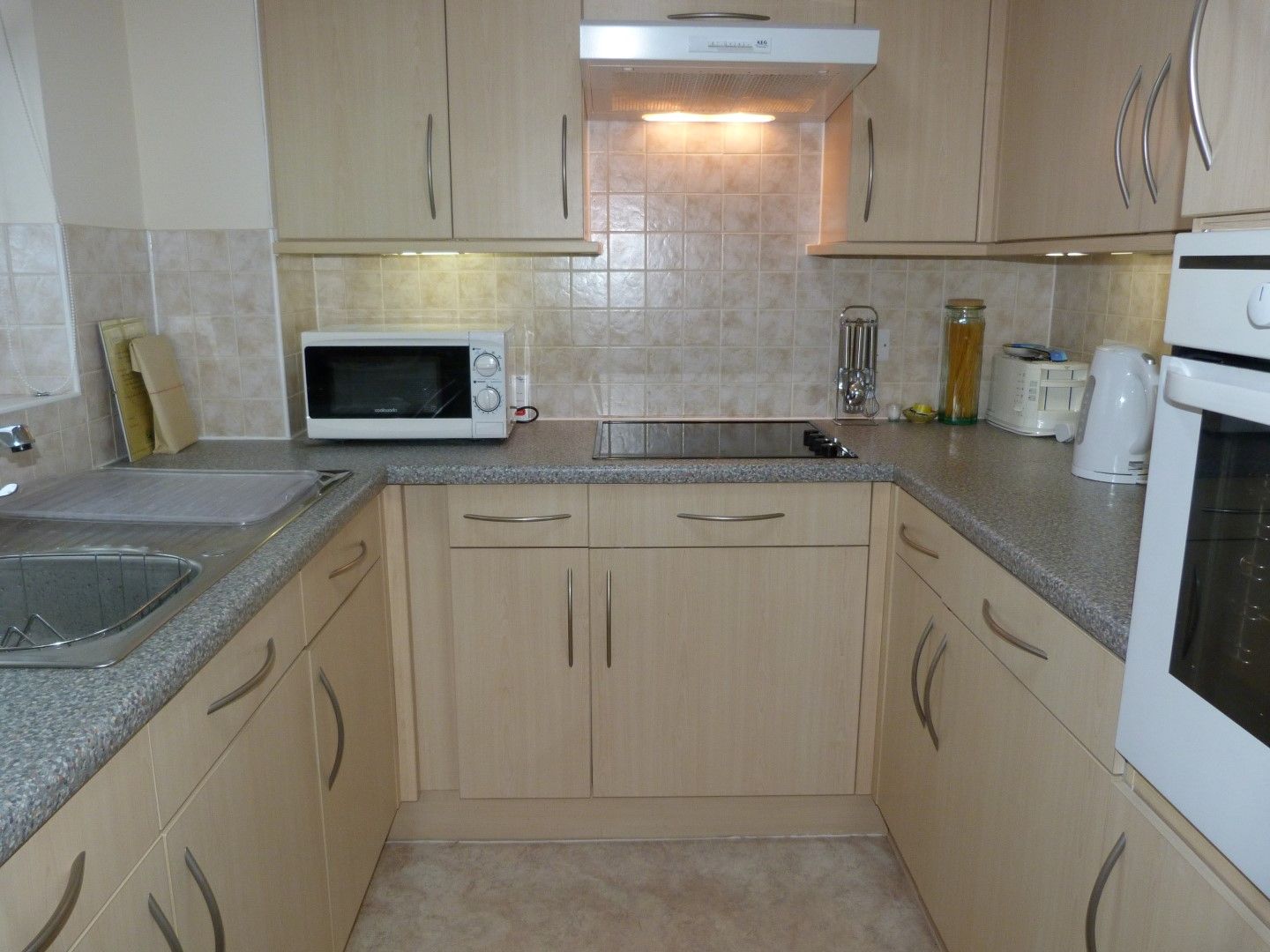 2 bedroom flat flat/apartment For Sale in Margate - Photograph 5