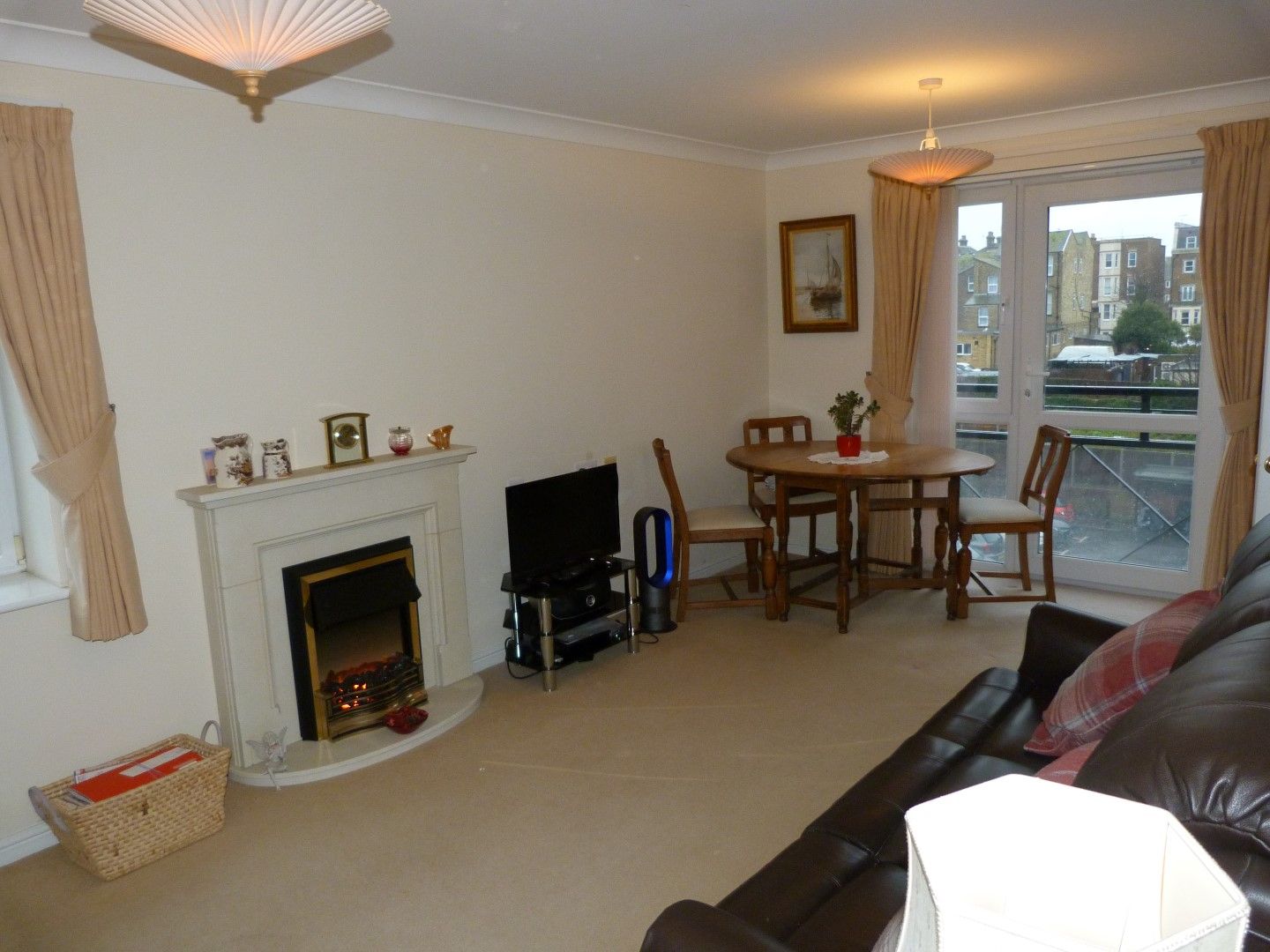 2 bedroom flat flat/apartment For Sale in Margate - Photograph 4