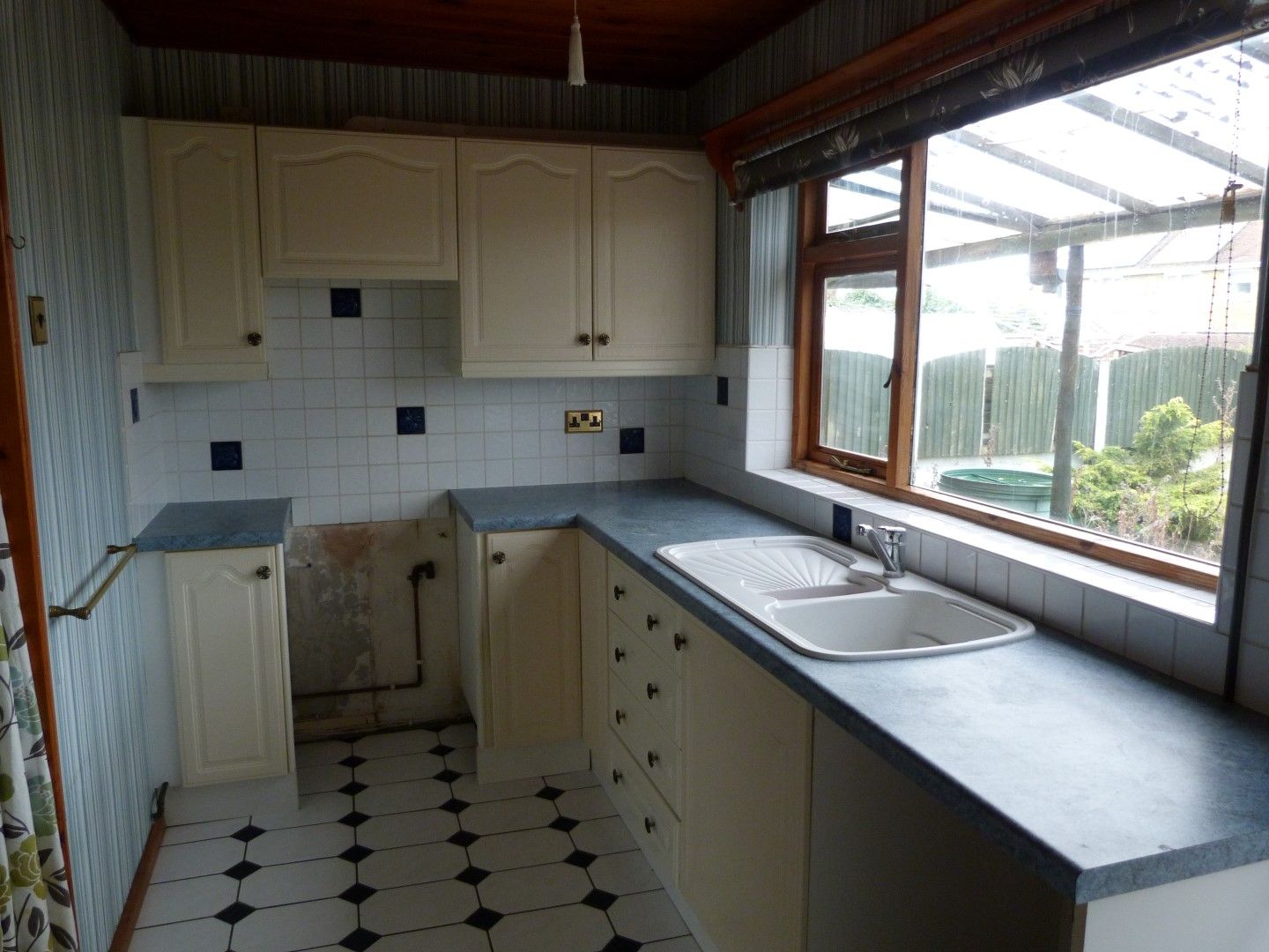 3 bedroom semi-detached house SSTC in Ramsgate - Photograph 4