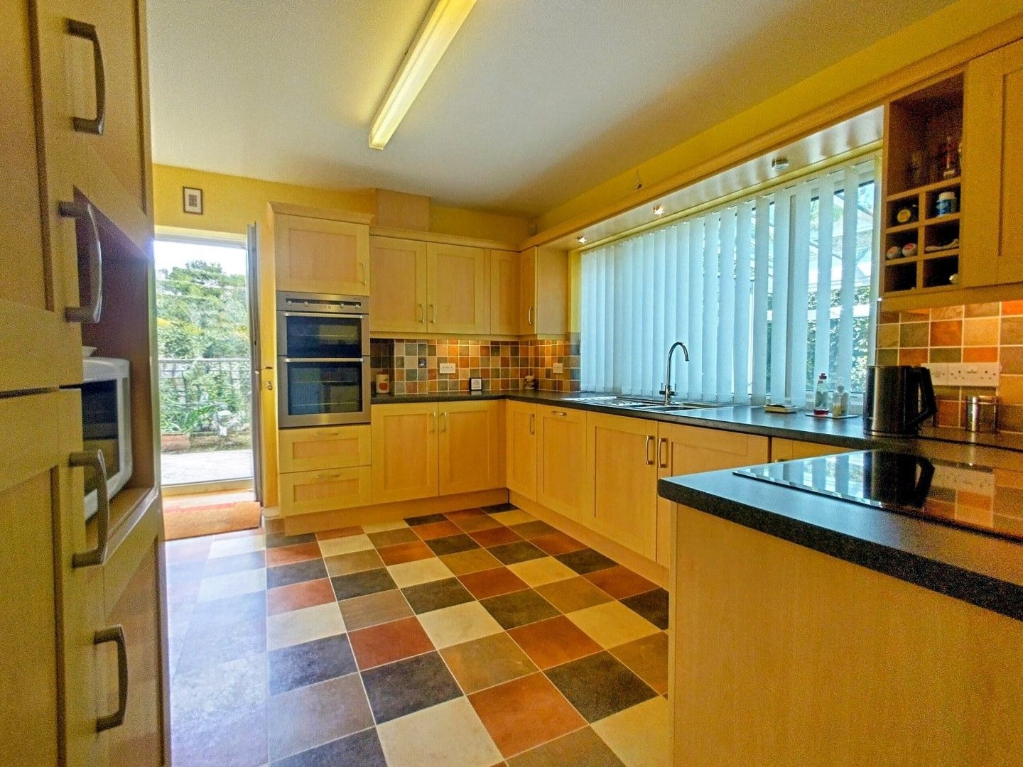 4 bedroom detached house For Sale in Broadstairs - Photograph 4