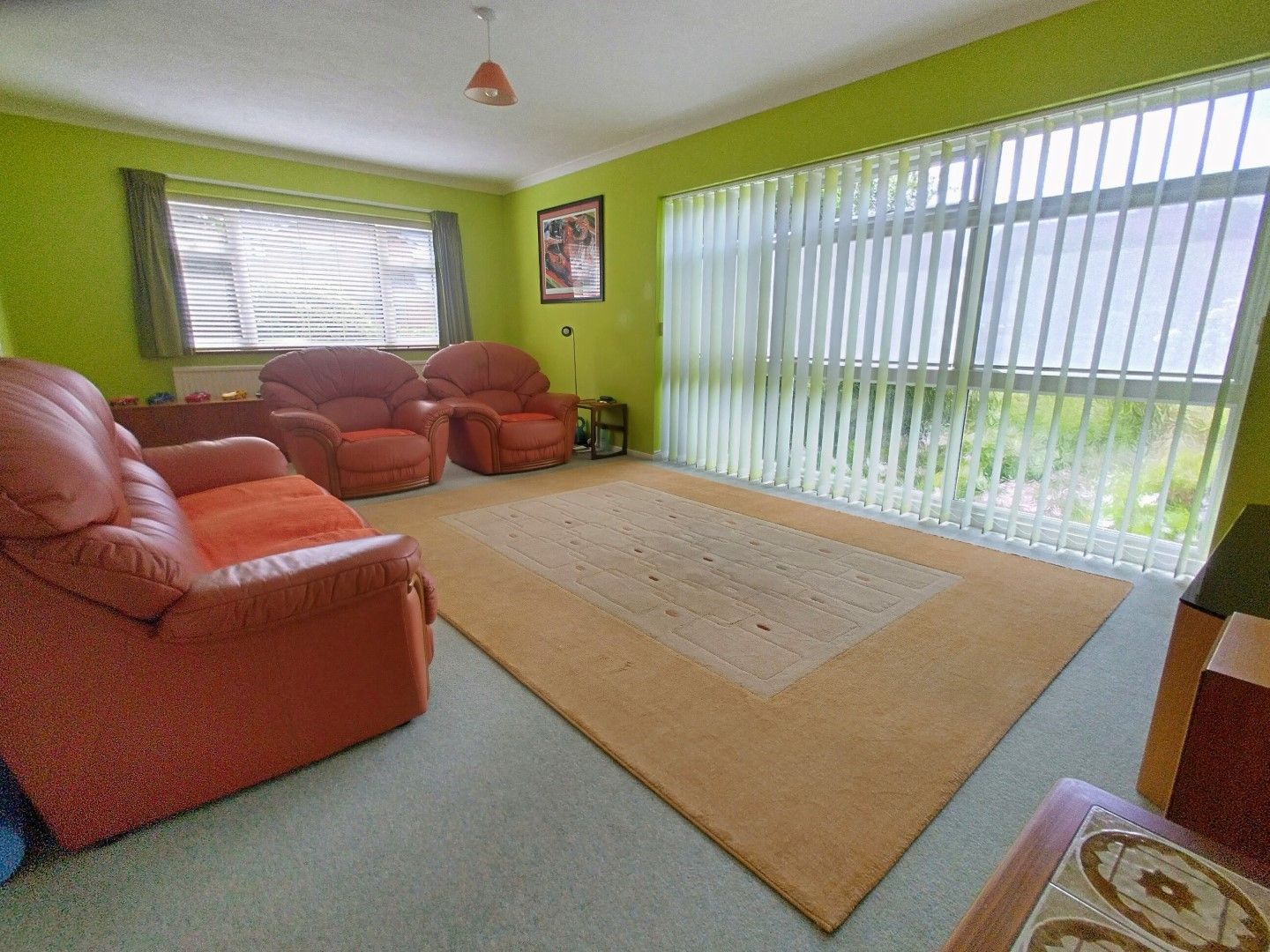 4 bedroom detached house For Sale in Broadstairs - Photograph 2