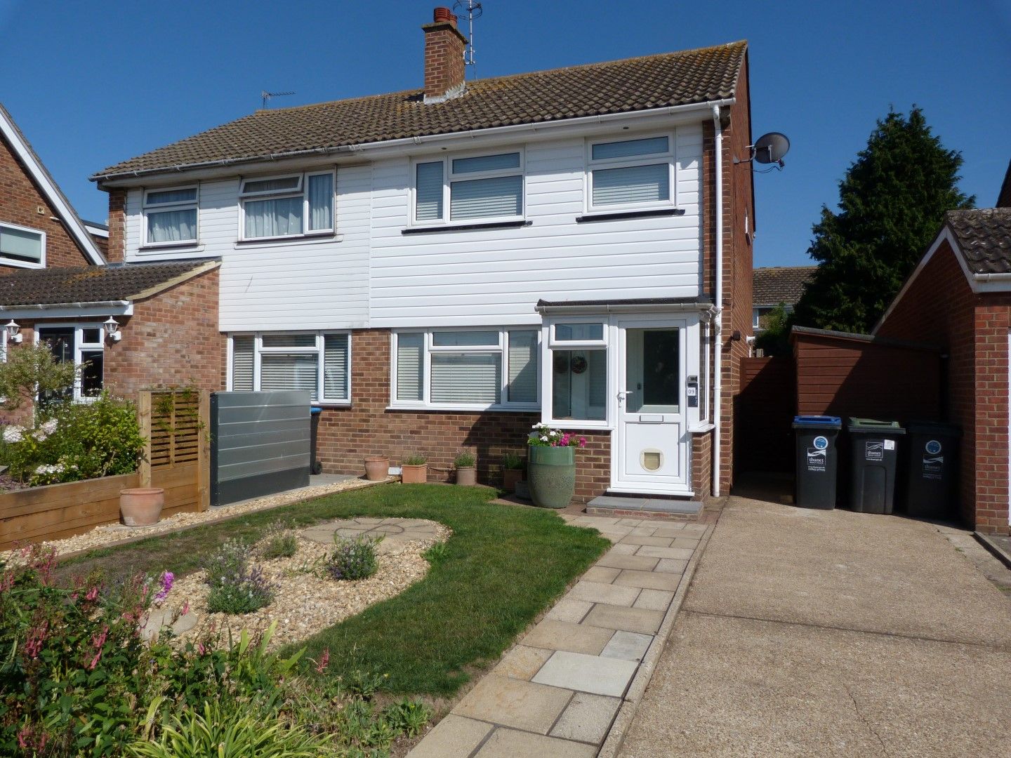 3 bedroom semi-detached house For Sale in Broadstairs - Photograph 1