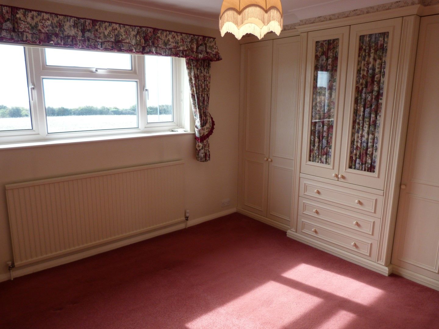 3 bedroom detached house For Sale in Ramsgate - Photograph 5